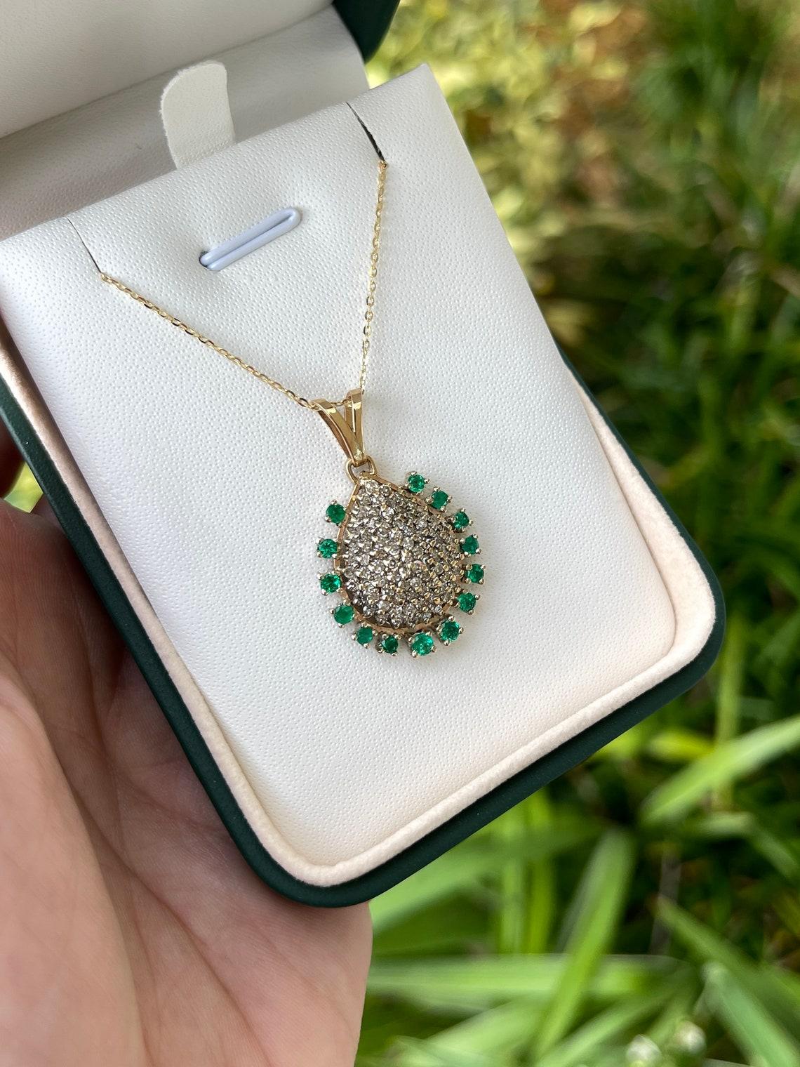 Ciondolo con smeraldo colombiano e diamanti da 2,80tcw in oro giallo 14K Vintage In condizioni Nuovo in vendita a Jupiter, FL