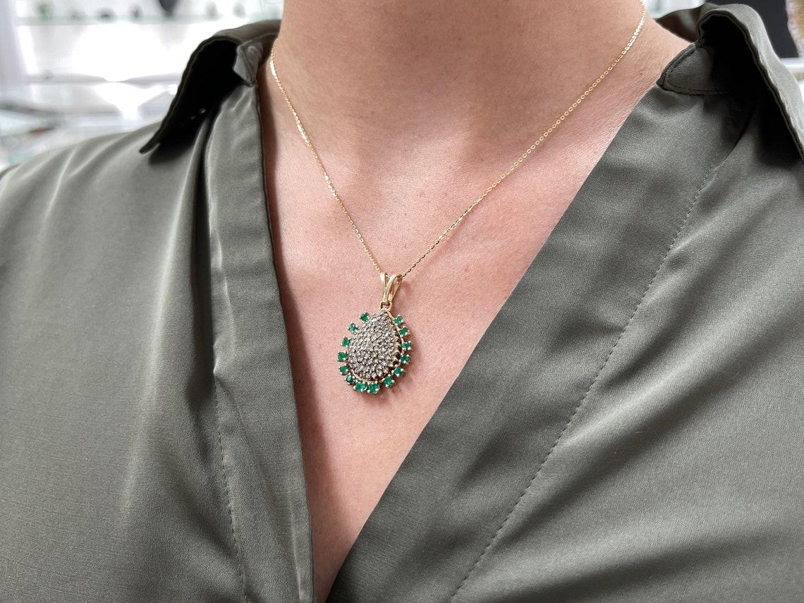 Ciondolo con smeraldo colombiano e diamanti da 2,80tcw in oro giallo 14K Vintage in vendita 1