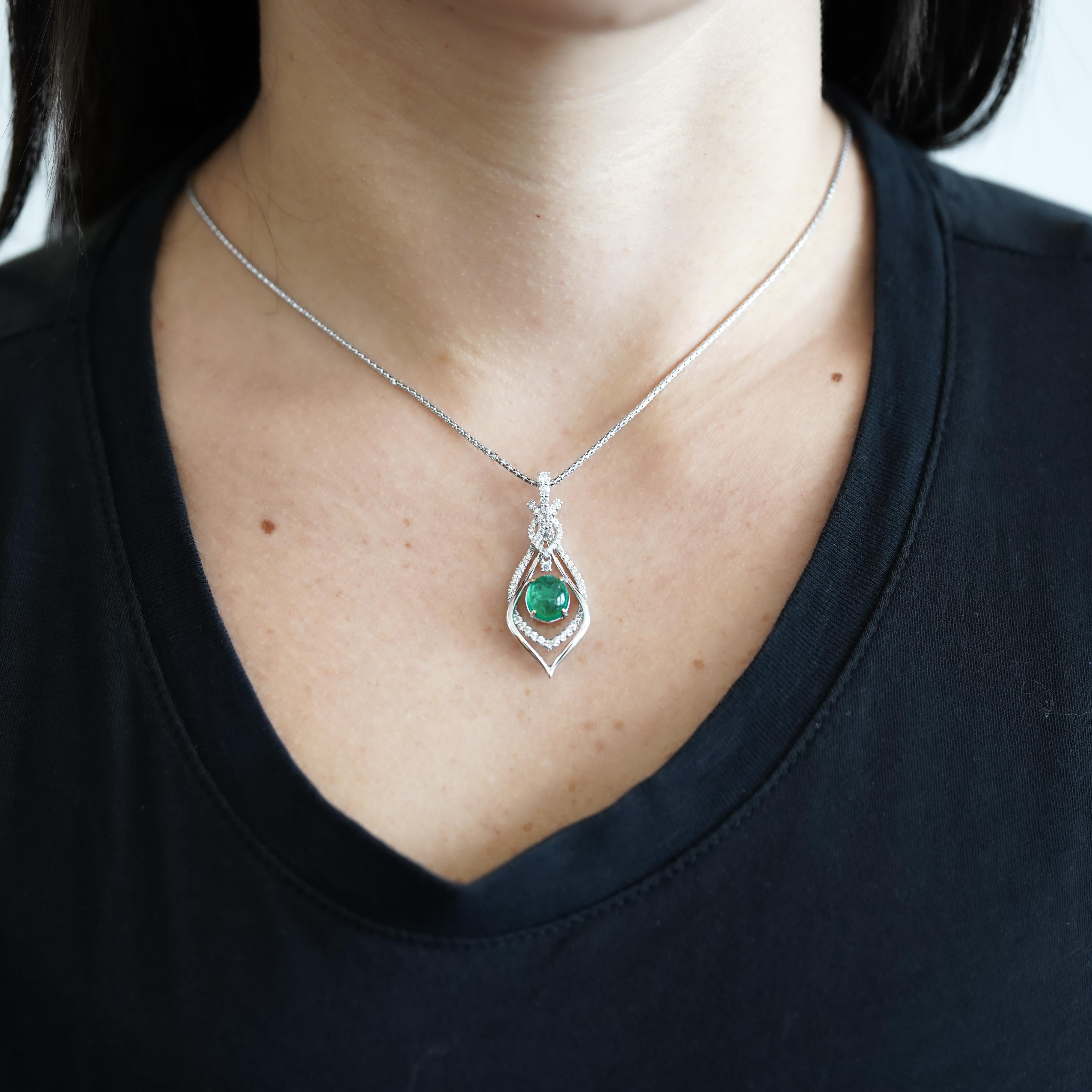 Una collana che può essere descritta solo come delicata e senza tempo. Questa splendida collana con ciondolo in oro bianco 18 carati è dotata di una catena da 18 pollici e può essere regolata. Alla catena è appeso uno splendido ciondolo, con uno