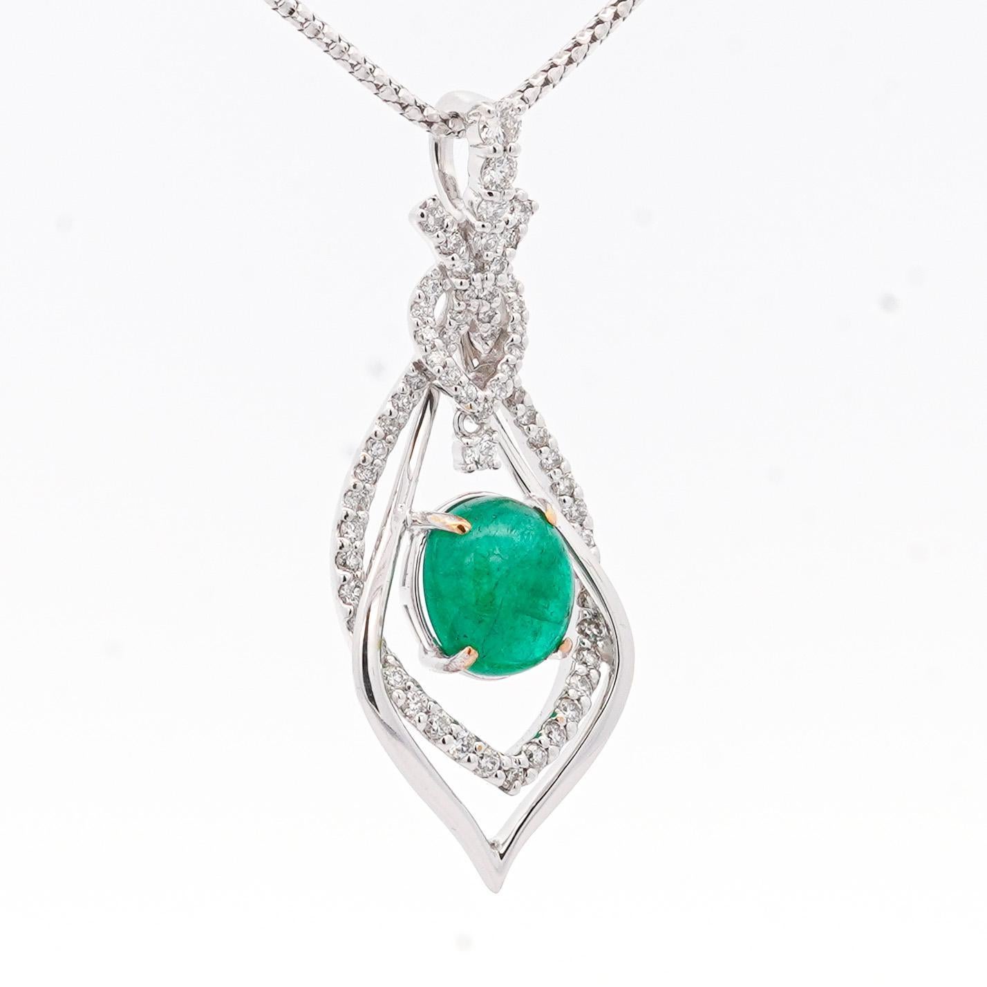 Collana con smeraldo cabochon da 2,81 carati e diamanti in oro bianco 18 carati In condizioni ottime in vendita a Miami, FL