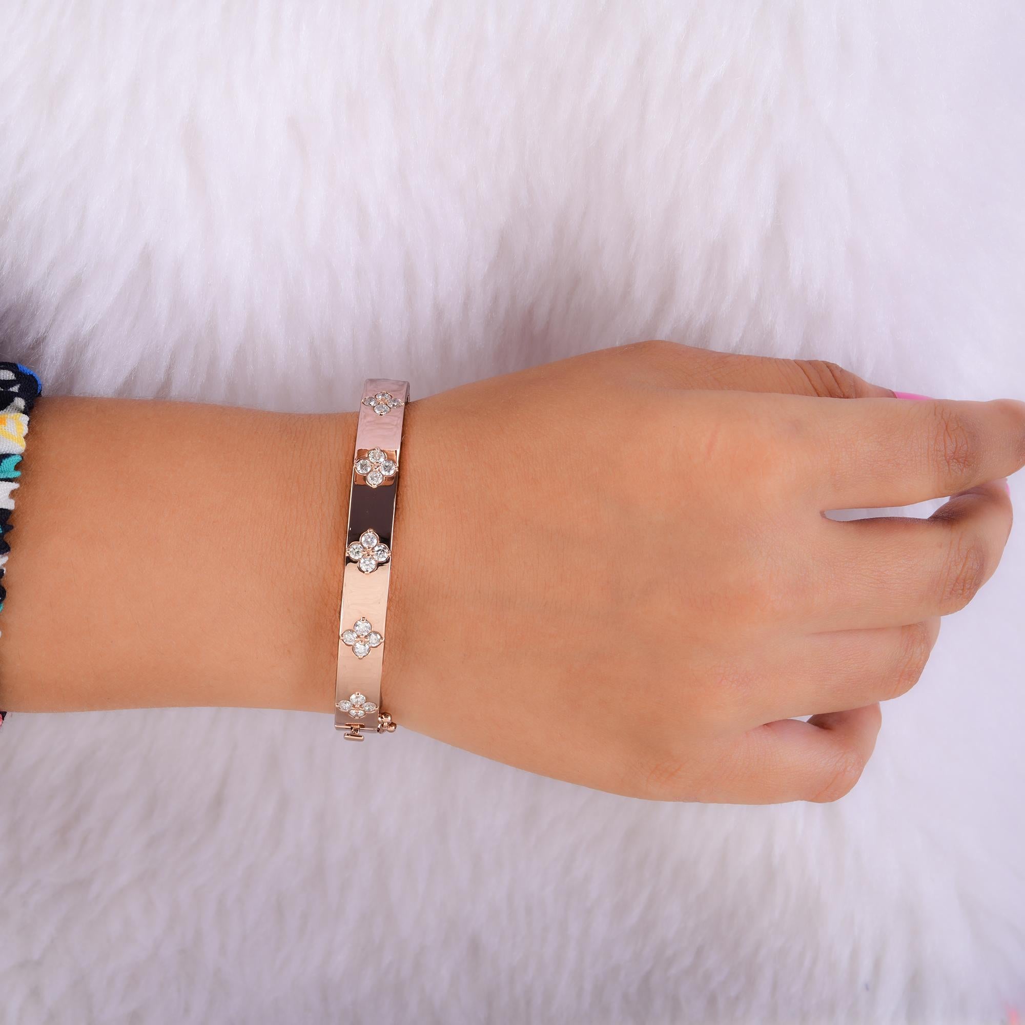 Esta pulsera brazalete de oro rosa de 14 quilates con trébol de diamantes en pavé natural de 2,81 quilates presenta los diamantes dispuestos en pequeños racimos de cuatro pétalos parecidos a los del trébol, a menudo denominados 