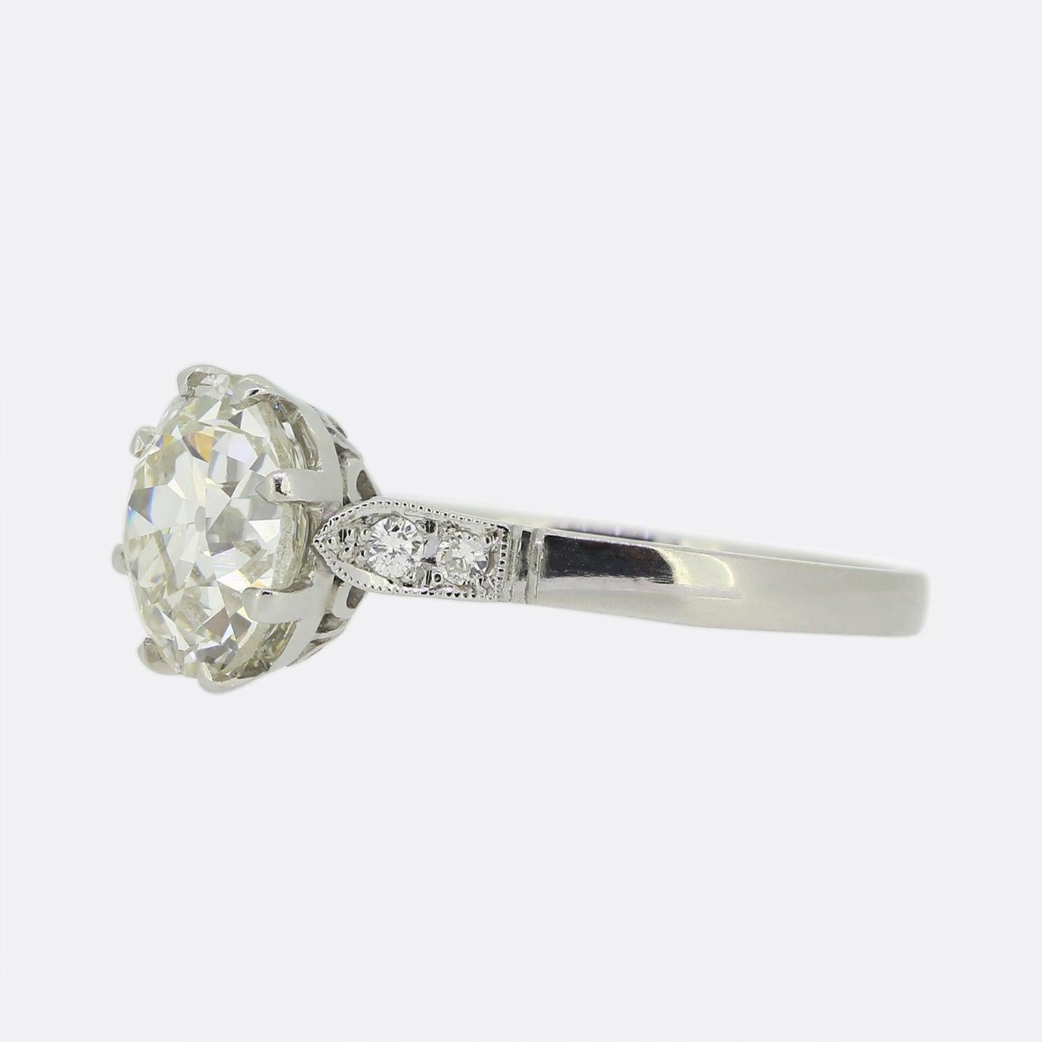 Este exquisito anillo solitario presenta un impresionante diamante de talla europea antigua en su centro, con un peso aproximado de 2,81 quilates. El diamante exhibe un brillo resplandeciente. La banda está elaborada en platino, realzando la