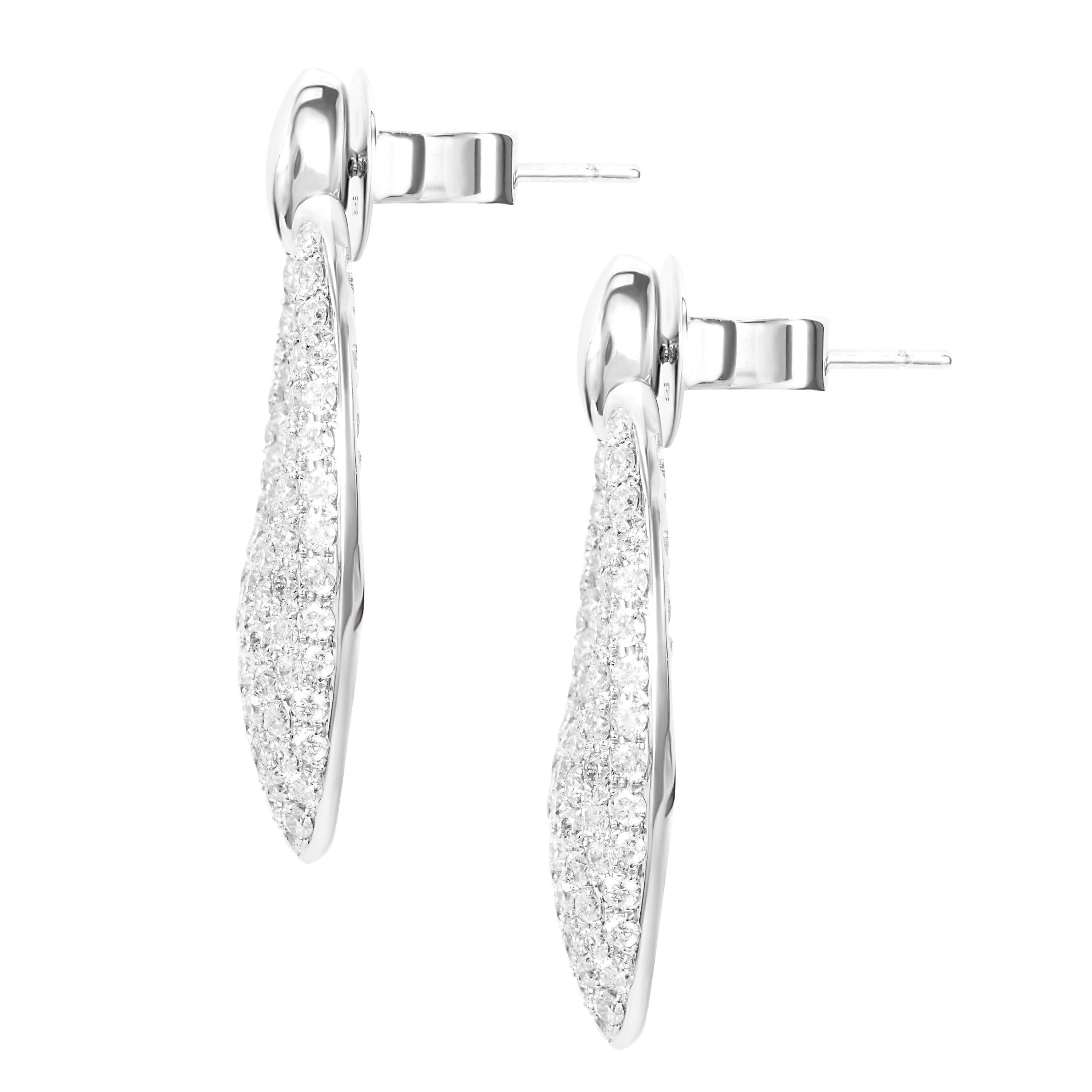 These classic diamond cluster drop earrings are expertly crafted with 2.81 carats of glistening pavé set round diamonds.  In 18K White Gold.  Earring length 3.5cm.

Composition:
18K White Gold
188 Round Diamonds: 2.81 carats
Diamond quality: G-H