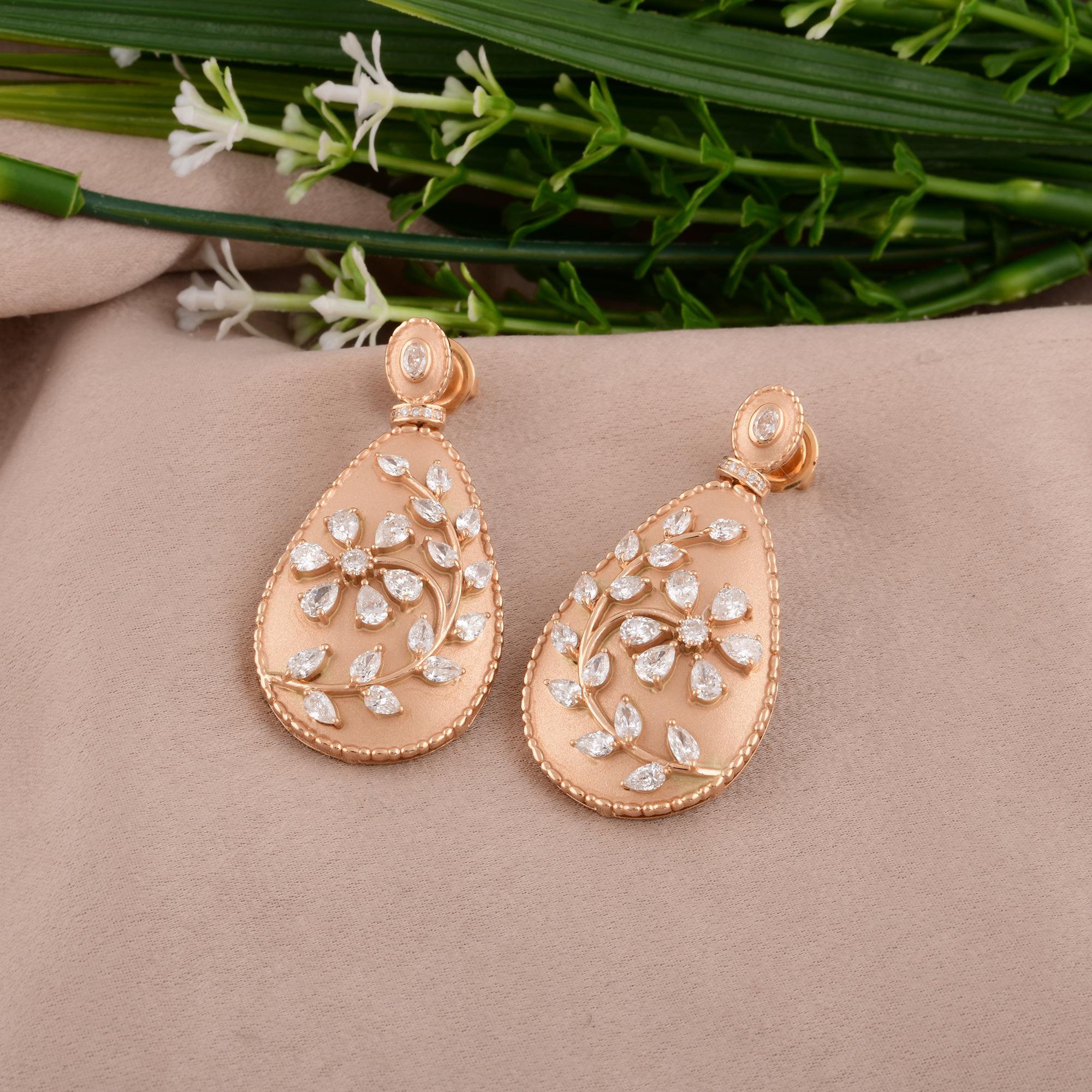 2.81 Carat Pear & Round Diamond Dangle Earrings 14 Karat Yellow Gold Jewelry Moderno en venta