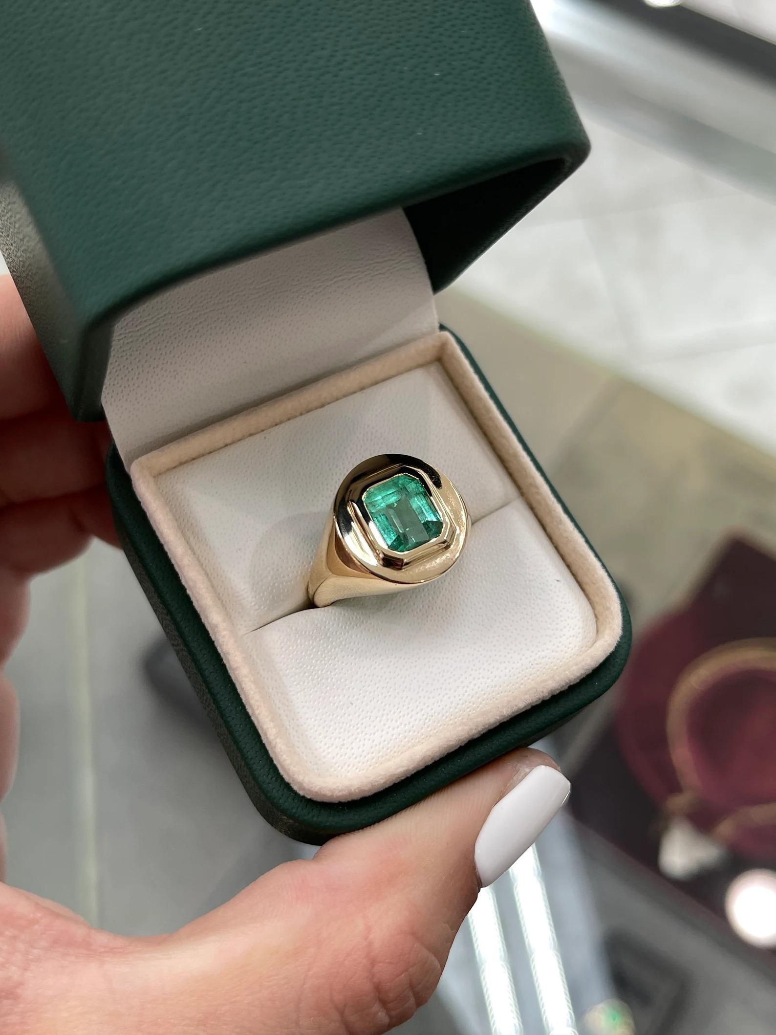 2.81 Carat Sea Green Colombian Emerald-Emerald Cut Solitaire Men's Signet 18K  For Sale 2
