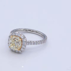 Bague halo avec diamant de taille « coussin » jaune clair, d'un poids total de 2,81 carats, en plaqué or 18 carats, Abe Mor