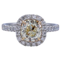 Anillo con halo de diamantes de talla cojín de color amarillo claro, con un peso total de 2,81 quilates, en oro de 18 quilates PLT, de Abe Mor