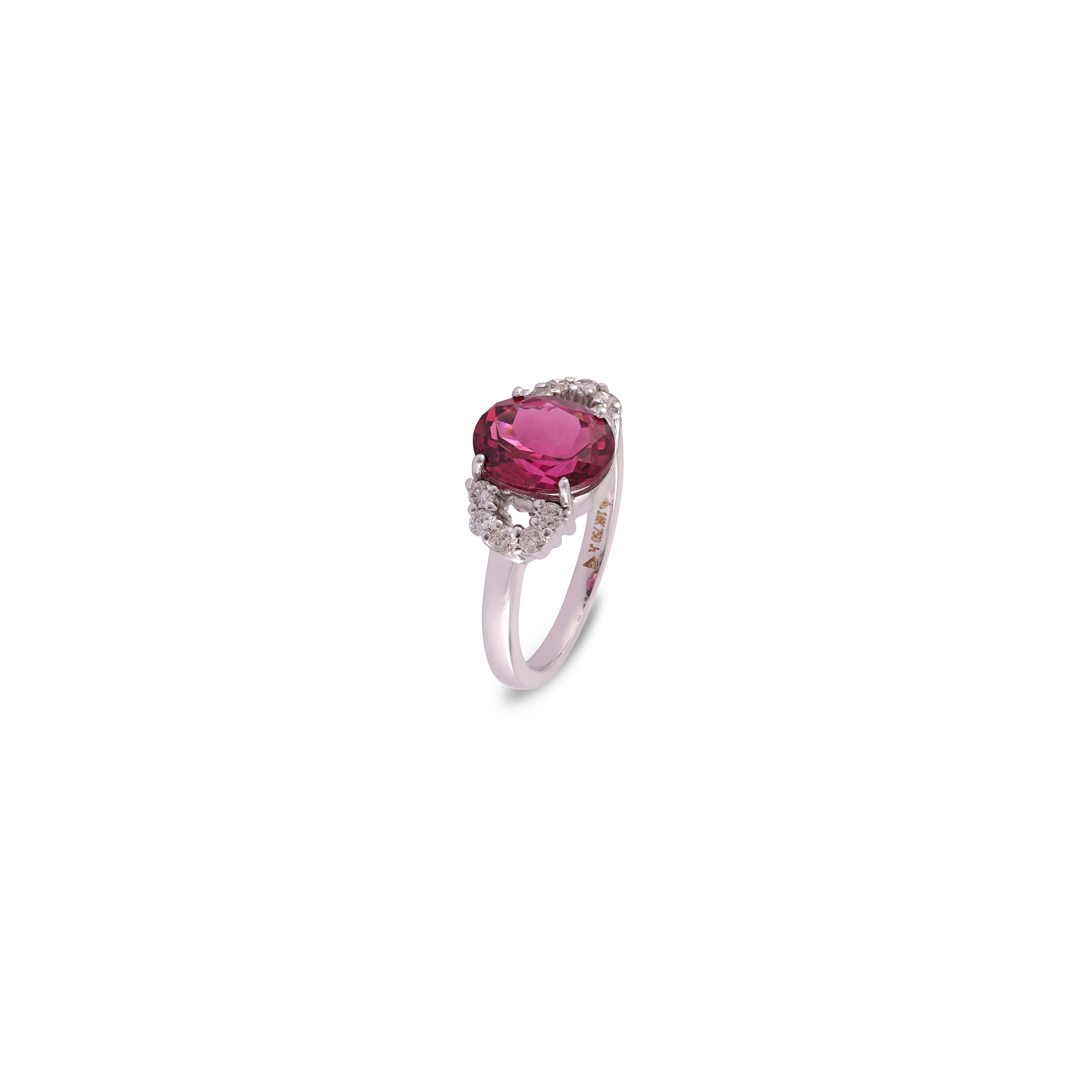 Oval Cut 2.81 Carat Tourmaline & Diamond  Ring in 18 Karat Gold For Sale