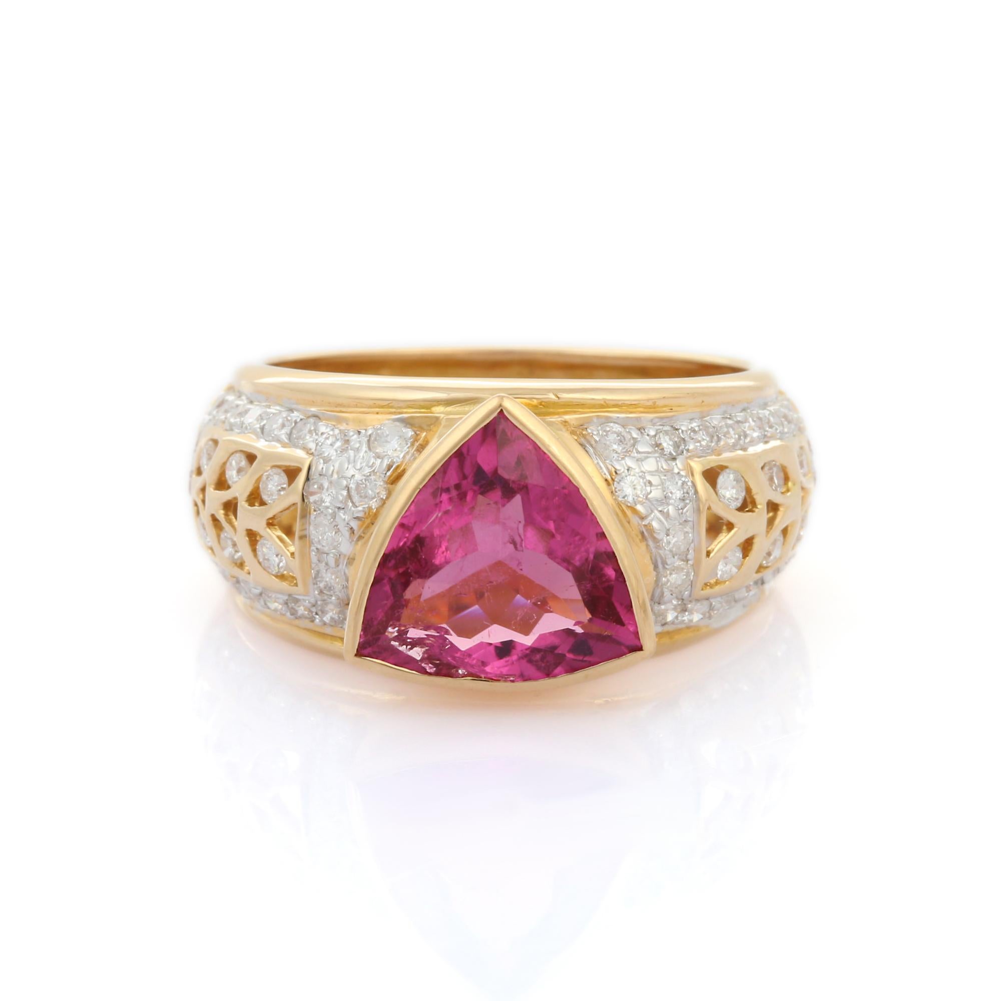 Im Angebot: 2,81 Karat Billionen-Schliff Rubin-Diamant-Brautring in 18K Gelbgold  () 9