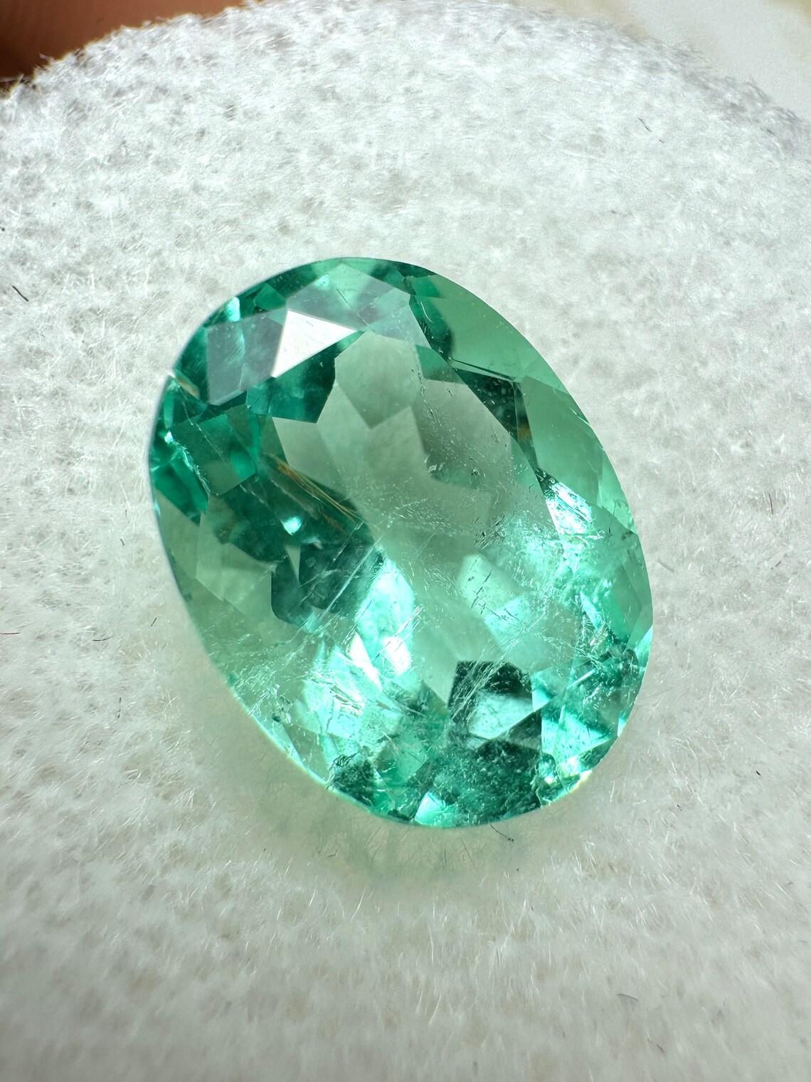 A. Stone: Smeraldo
Peso: 2,81 carati
Forma: Taglio ovale
Chiarezza: Trasparente
Lucentezza: Eccellente
Colore: Verde chiaro
Misure: 10,61 mm x 8,07 mm x 5,81 mm
Origine geografica: Colombia
Trattamento: Naturale, oliatura

Commenti: A causa delle