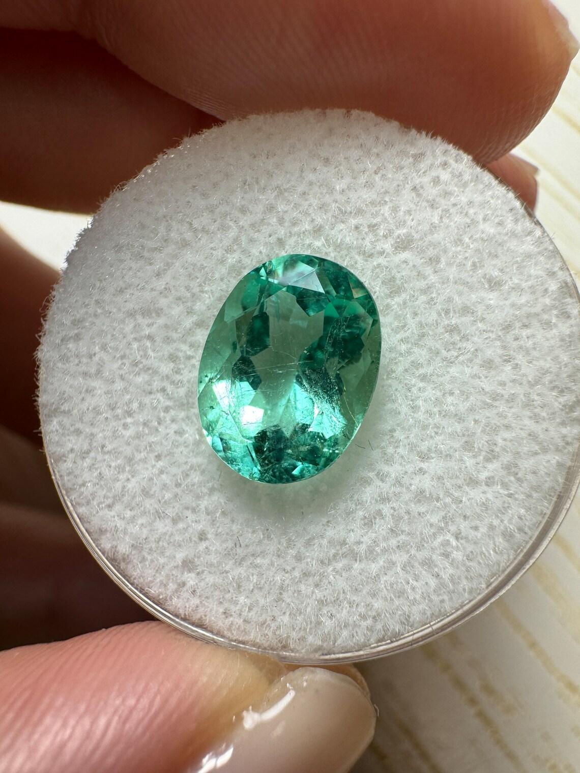Taglio ovale Smeraldo colombiano verde mare VVS da 2,81 carati - taglio ovale  Gemma di maggio in vendita