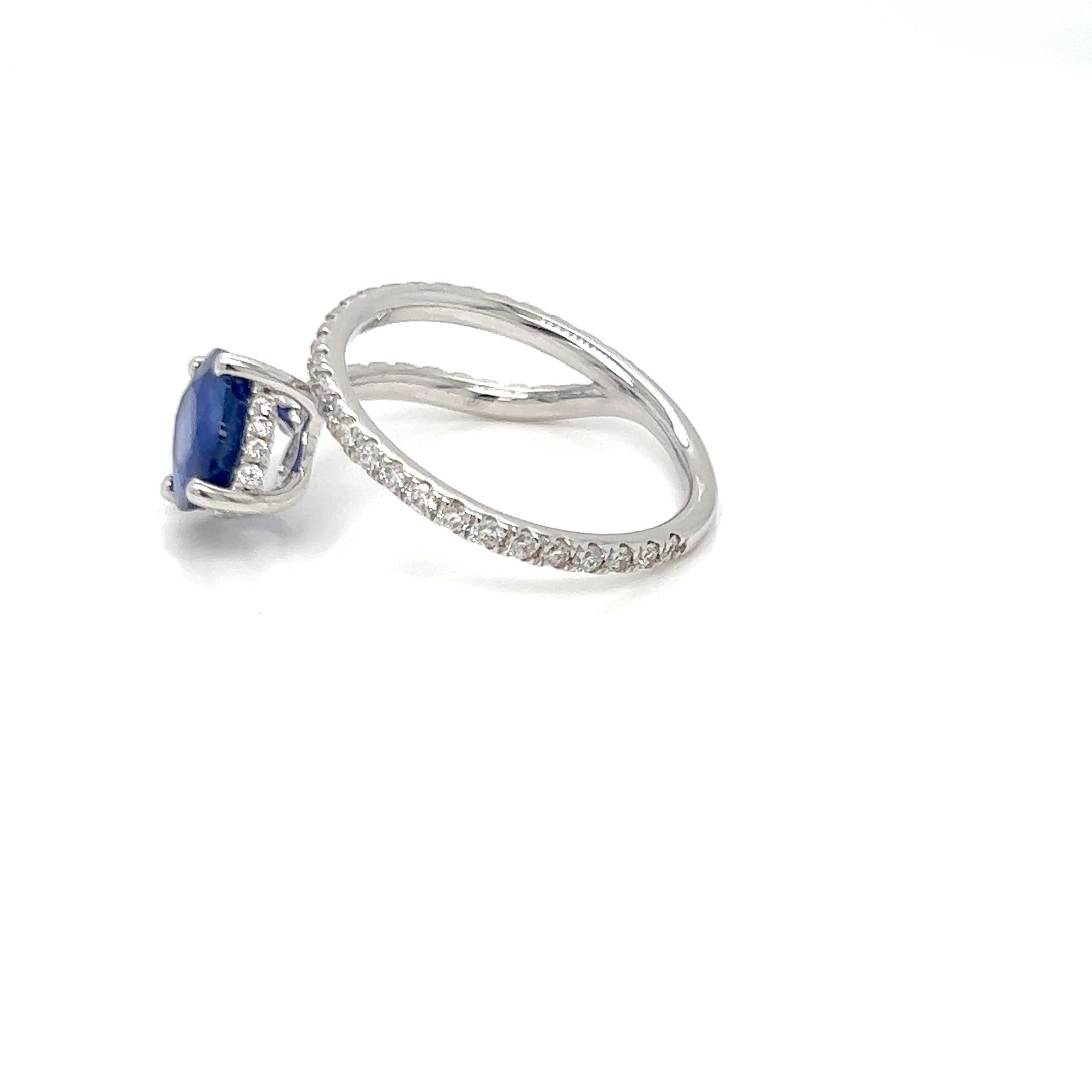 Dieser besondere Ring ist für einen besonderen Menschen in Ihrem Leben bestimmt. Dieser Ring enthält einen ovalen Saphir als Mittelstein mit Diamanten rundherum, so dass es ein Wrap-Ring mit den Diamanten auf dem Band, die ihm ein anspruchsvolles