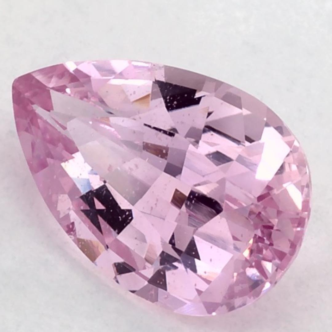 Ce saphir rose naturel offre élégance et sophistication. Avec sa riche saturation des couleurs et sa coupe précise, il constitue la pièce maîtresse parfaite pour une bague de fiançailles ou une conception de bijoux de luxe.

Ce saphir provient du