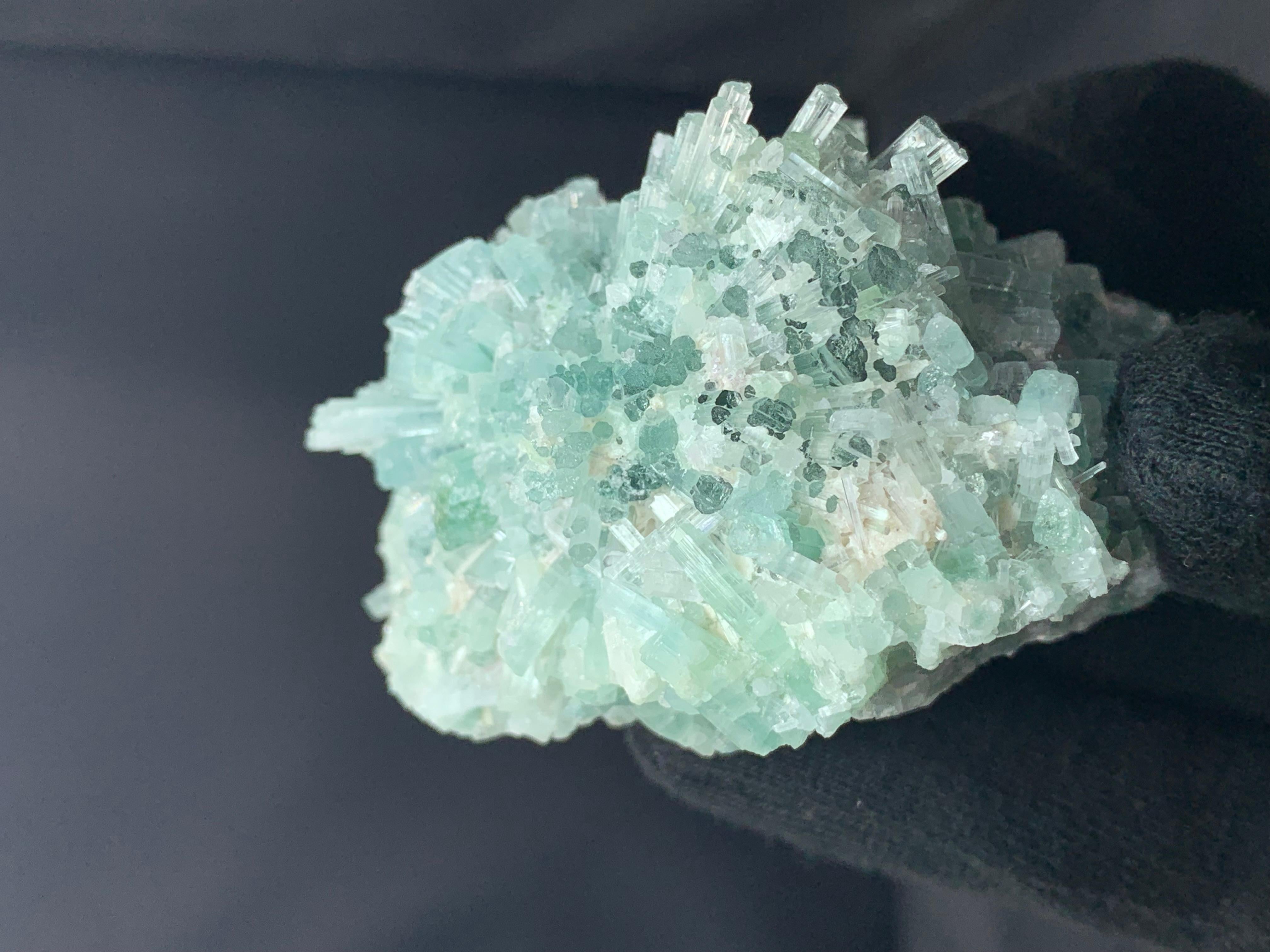 281 grammi di magnifico esemplare di tormalina blu mare proveniente da Kunar Afghanistan in vendita 1