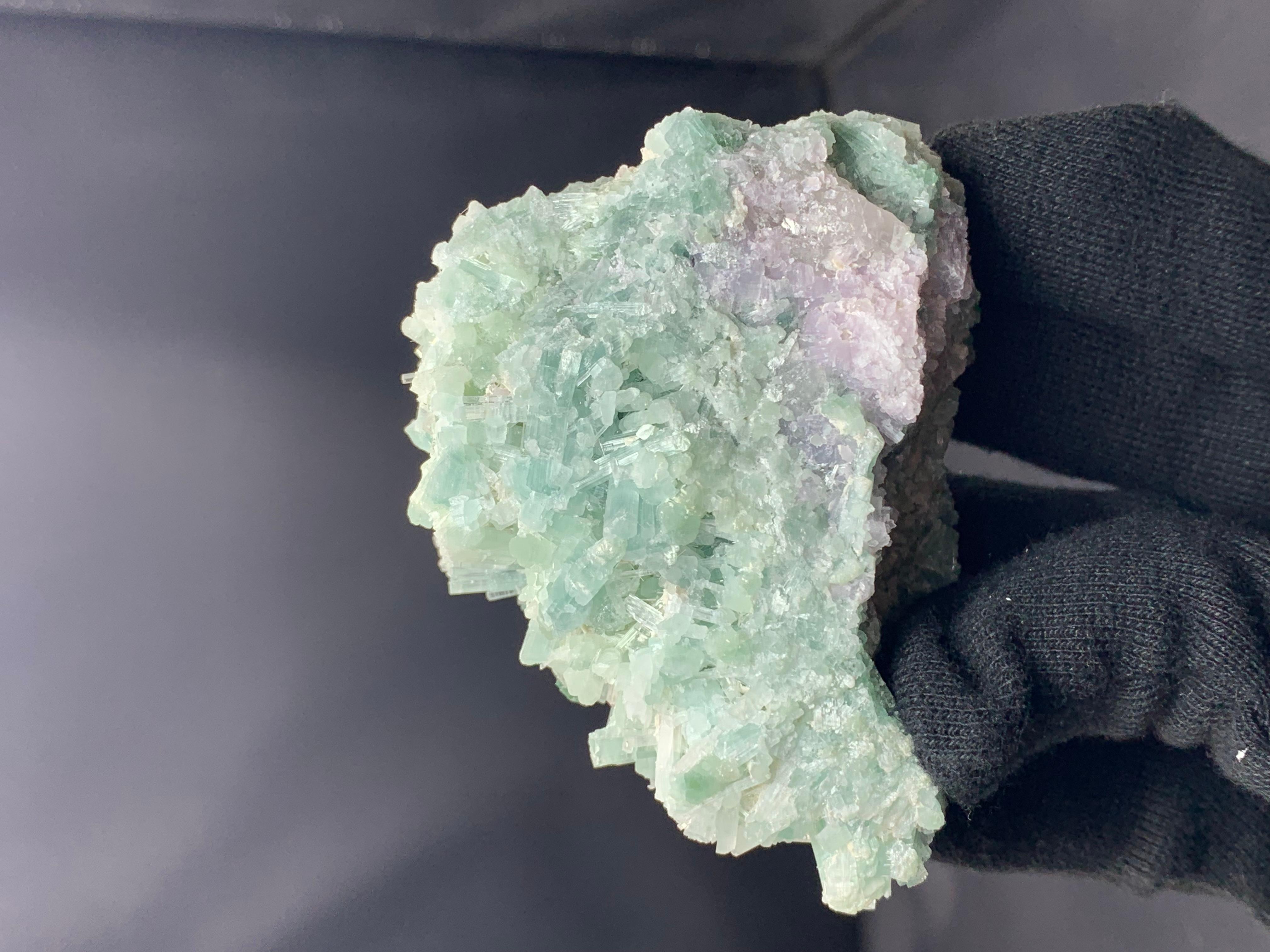 281 grammi di magnifico esemplare di tormalina blu mare proveniente da Kunar Afghanistan in vendita 2