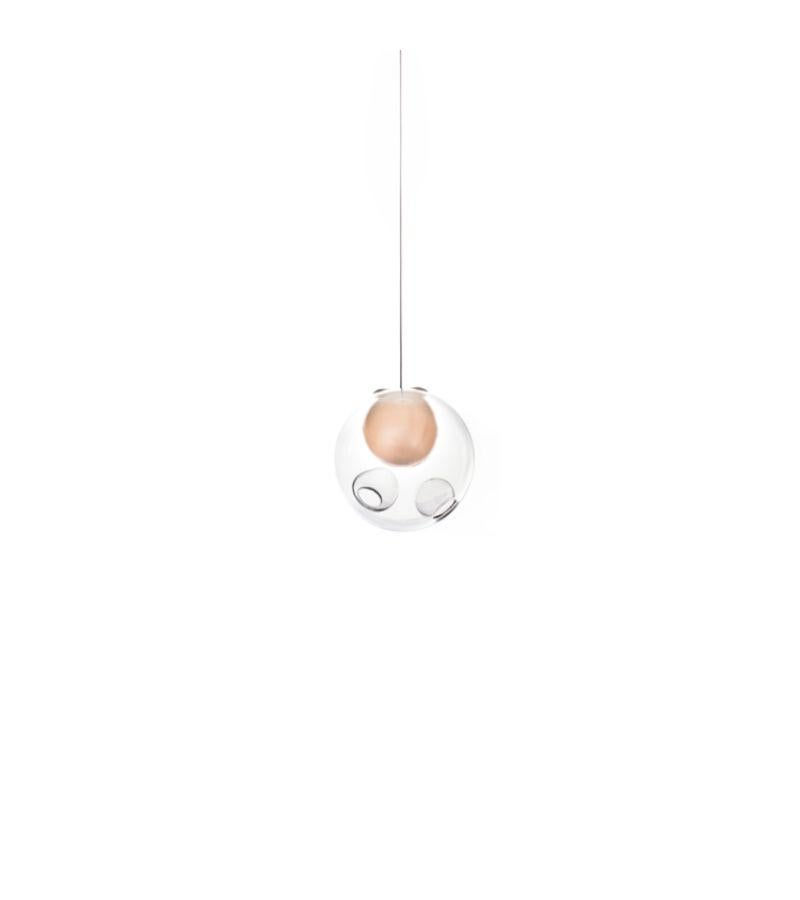 28.1 Lampada a sospensione di Bocci
Dimensioni: diametro 16,5 x altezza 300 cm 
Materiali: vetro soffiato, cavo coassiale metallico intrecciato, componenti elettrici, tettuccio in nichel spazzolato.
Illuminazione: : 1,5w LED o 20w xenon. Non
