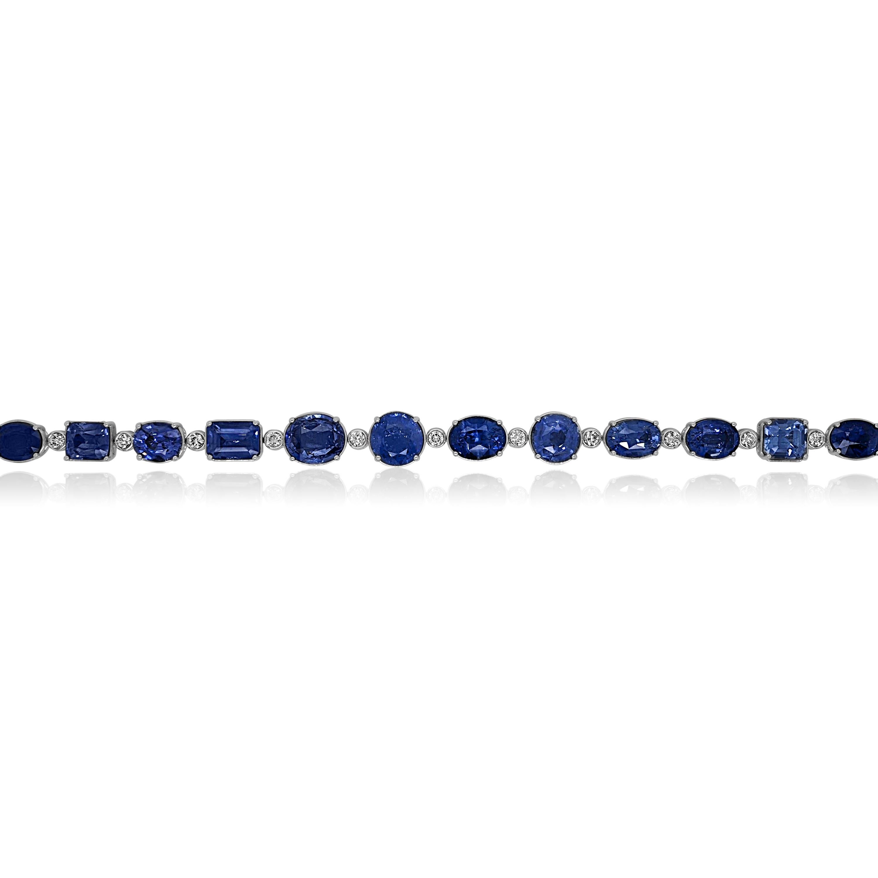 15 pierres de saphir : 27,29 carats
15 diamants blancs : 0,82 carat, taille ronde
Métal : or blanc 18 carats, 17,30 grammes