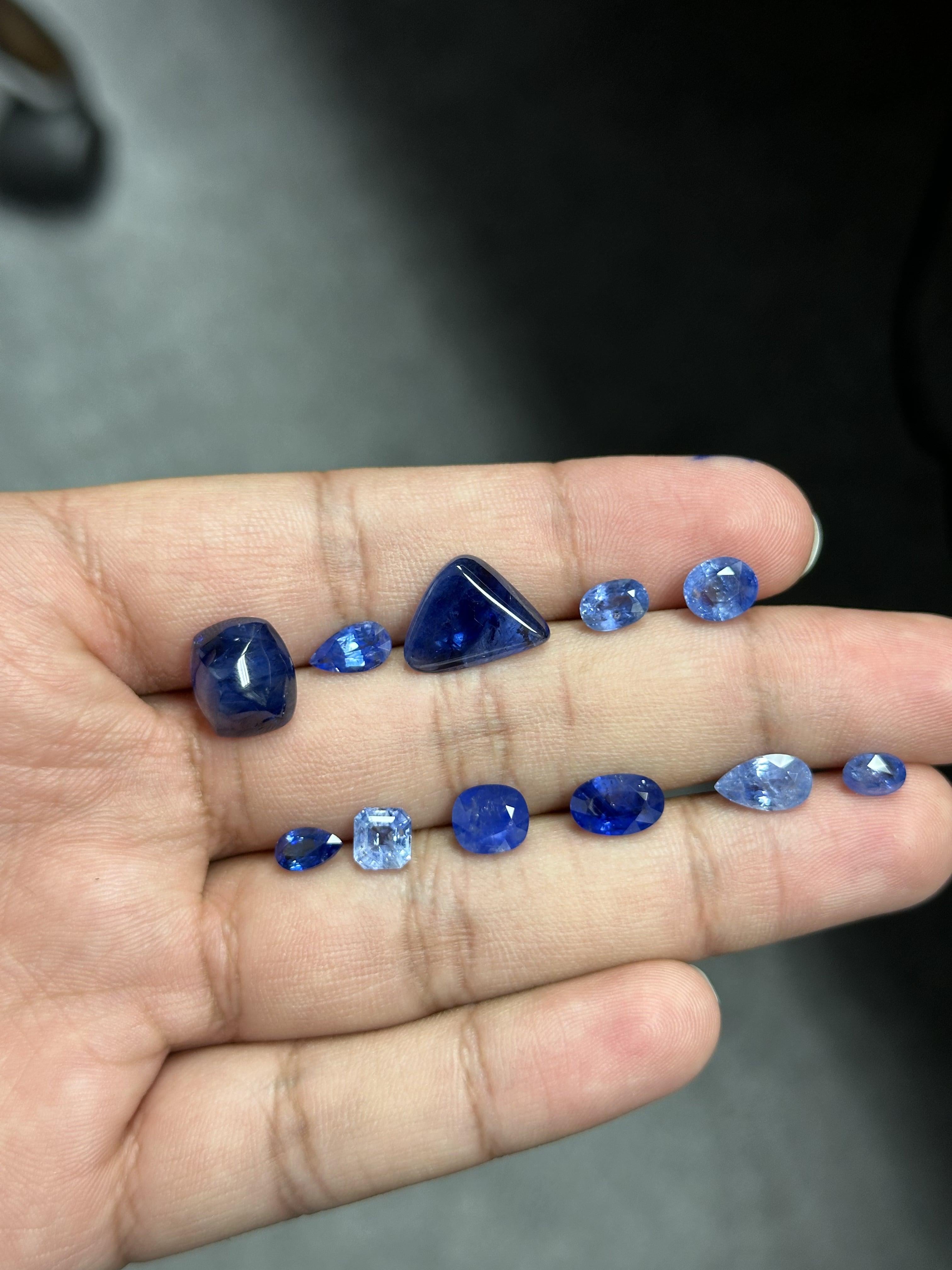 Wir präsentieren dieses Lot von 28,12 Karat Saphiren, eine atemberaubende Kollektion, die aus qualitativ hochwertigen und glänzenden blauen Saphiren mit einzigartigen Formen und blauen Farbtönen besteht.

Diese Saphire, die aufgrund ihrer
