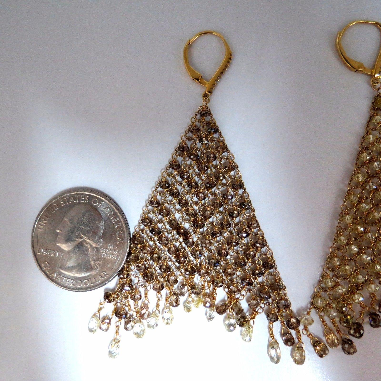 28,15 Karat natürlicher Fancy Color Briolette Diamant-Ohrringe 18 Karat Mesh im Angebot 2