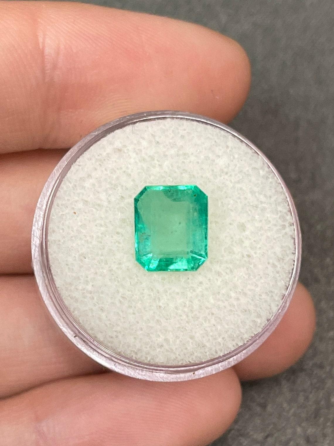 Pierre : Émeraude
Poids : 2,81 carats
Forme : Coupe émeraude
Clarté : Transparent
Lustre : Très bon
Couleur : vert jaunâtre moyen
Dimensions : 9,22 mm x 7,82 mm
Origine géographique : Colombie
Traitement : Naturel, huilé

Commentaires : En raison de