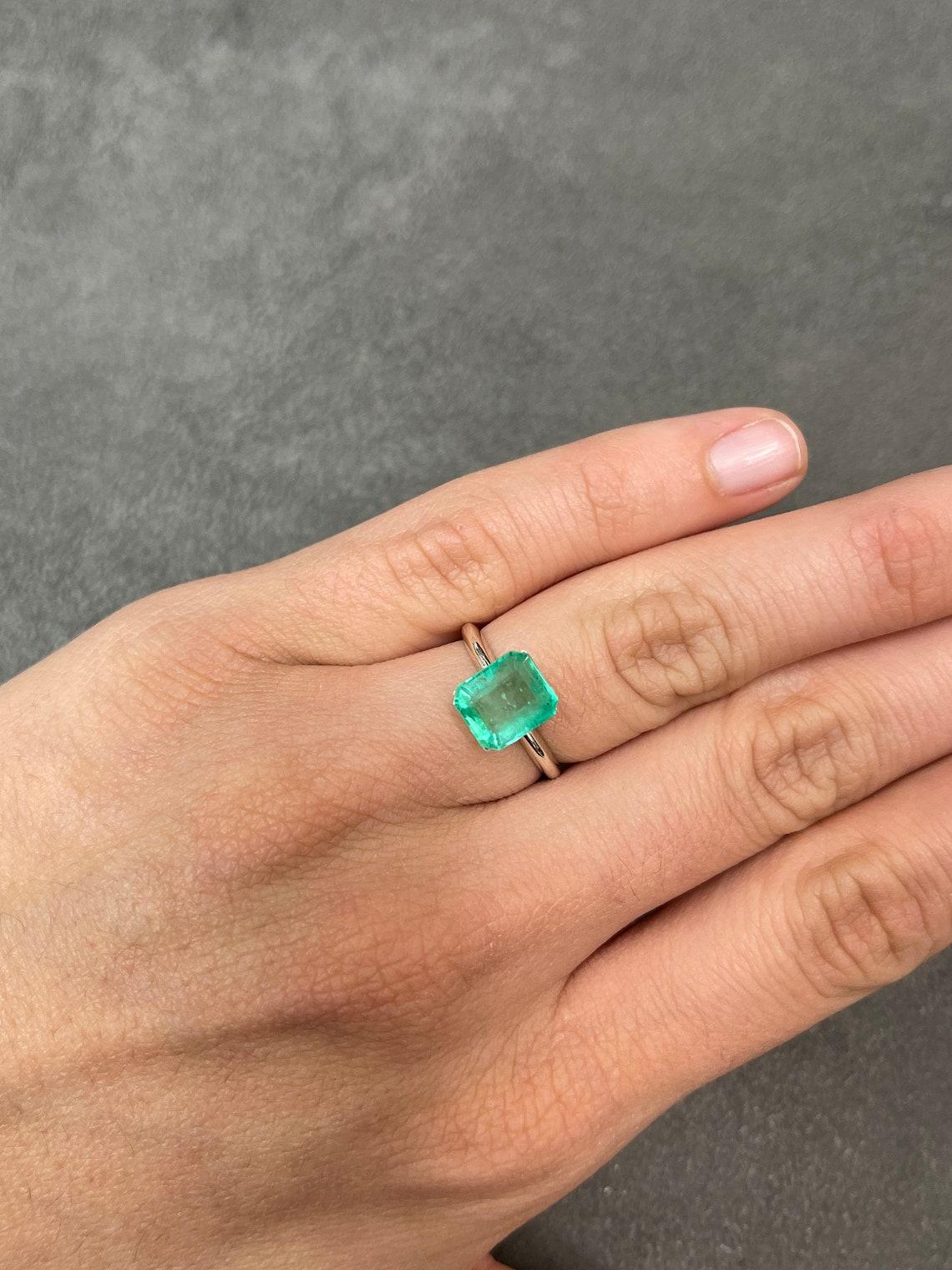 2.81ct Chunky Green Emerald Cut Muzo Gem 9.2x7.8 Genuine May Birthstone (Pierre de naissance de mai) Unisexe en vente