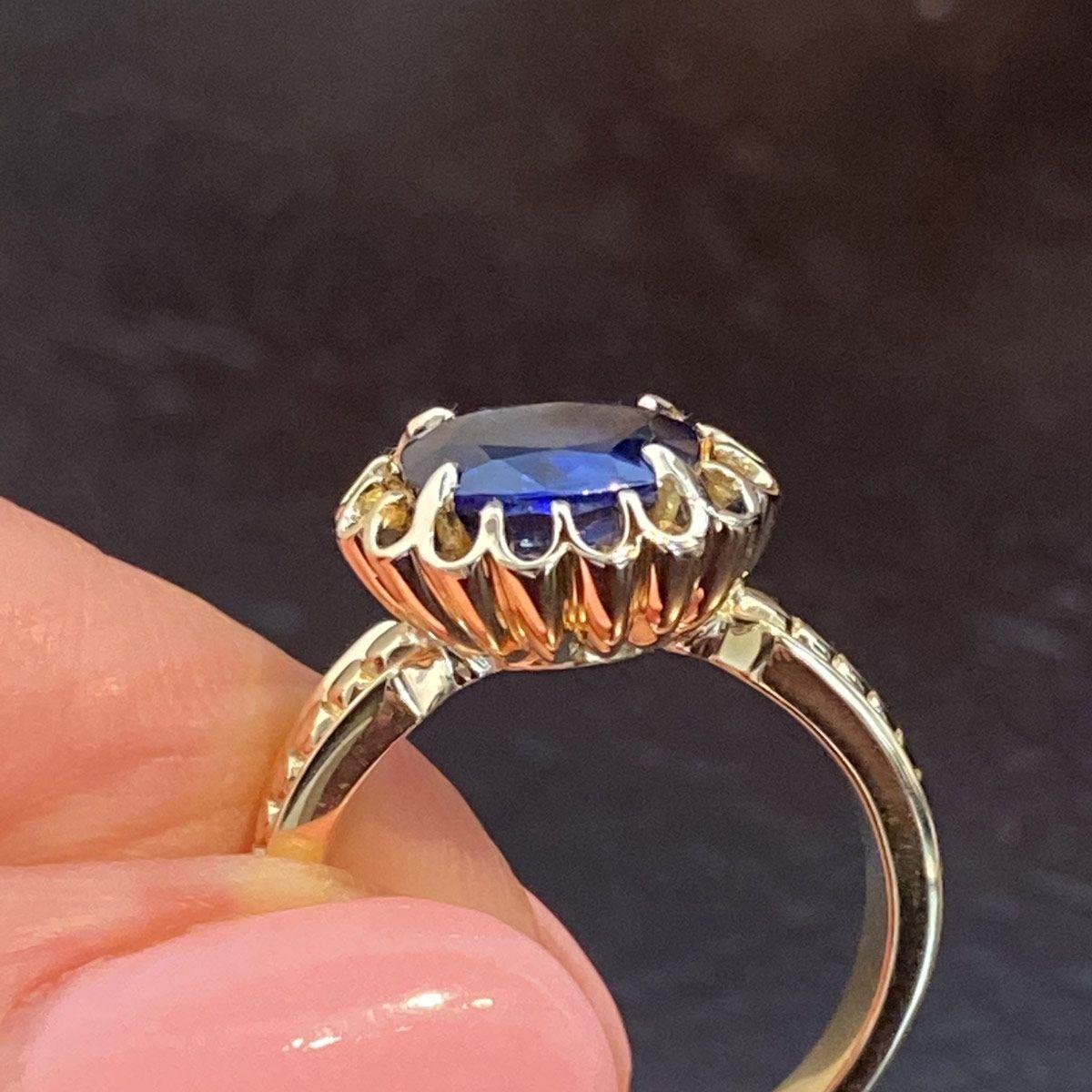 2.82 Carat Burma Unheated Blue Sapphire 18 Karat Yellow Gold Ring For Sale 3