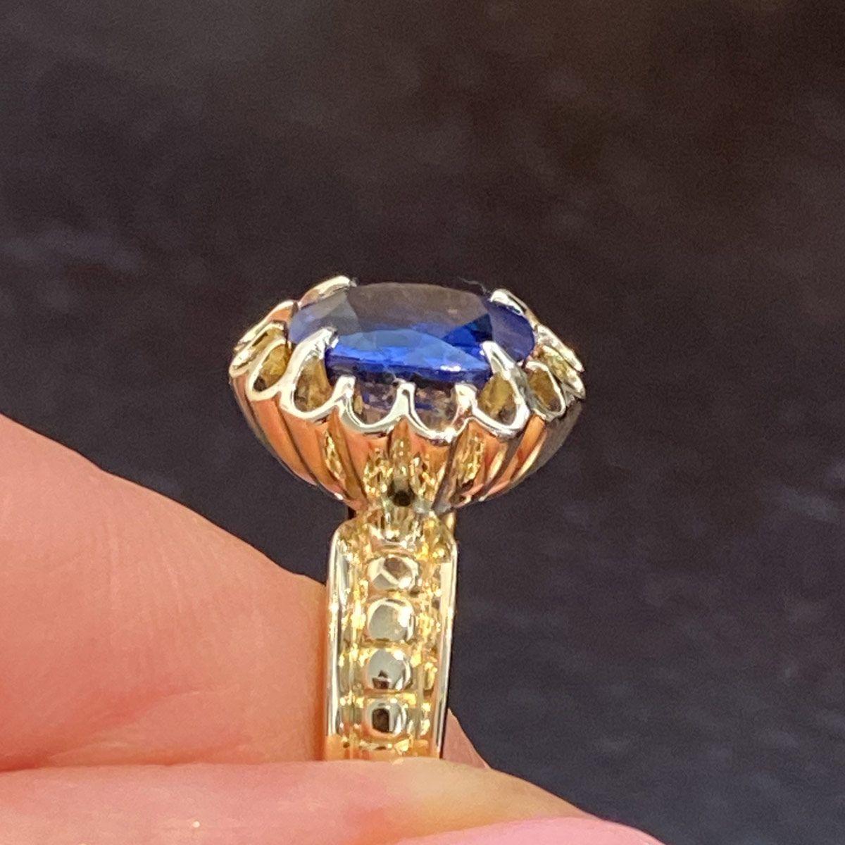 2.82 Carat Burma Unheated Blue Sapphire 18 Karat Yellow Gold Ring For Sale 4