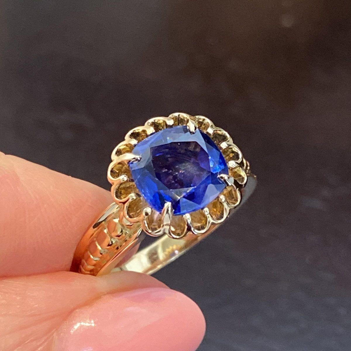2.82 Carat Burma Unheated Blue Sapphire 18 Karat Yellow Gold Ring For Sale 1