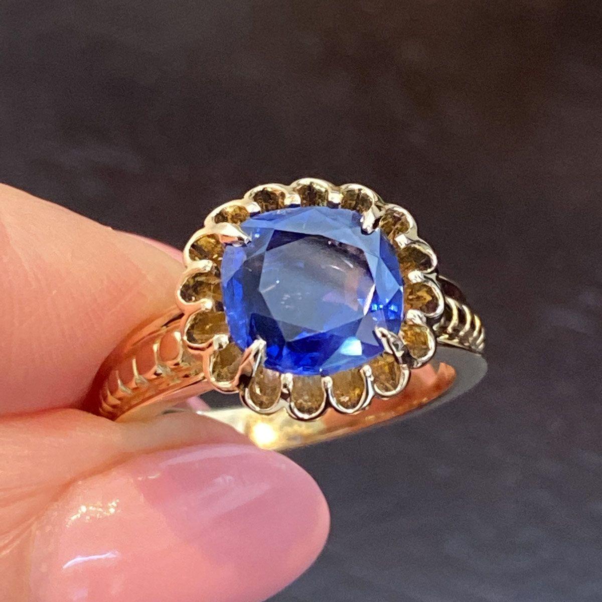 2.82 Carat Burma Unheated Blue Sapphire 18 Karat Yellow Gold Ring For Sale 2