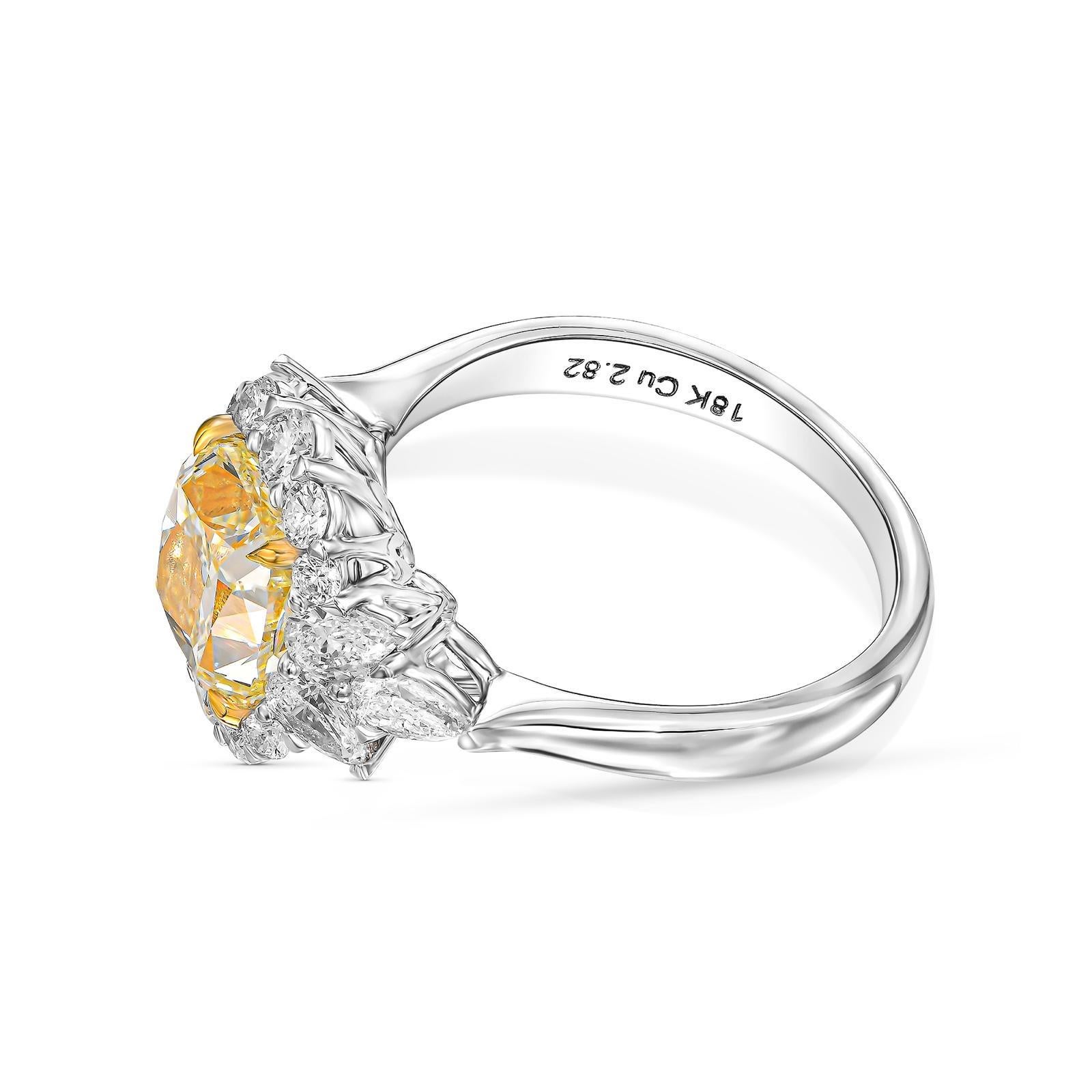 2,82 Karat gelber Diamant Verlobungs-Cocktailring, 18K Gold IGI zertifiziert (Kissenschliff) im Angebot