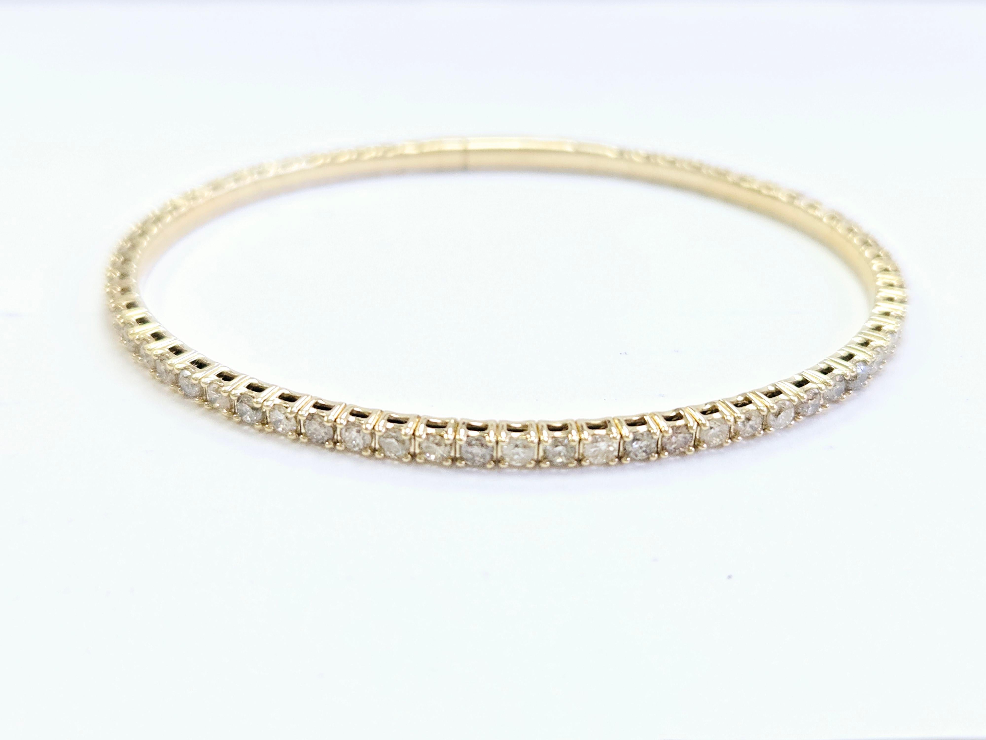 This 2.82 Carat Flexible Bangle is a stunning piece of jewelry that is designed with elegance and sophistication. 

Carat Weight: 2.82 cts, showcasing a significant amount of natural diamonds that are beautifully set all the way around the