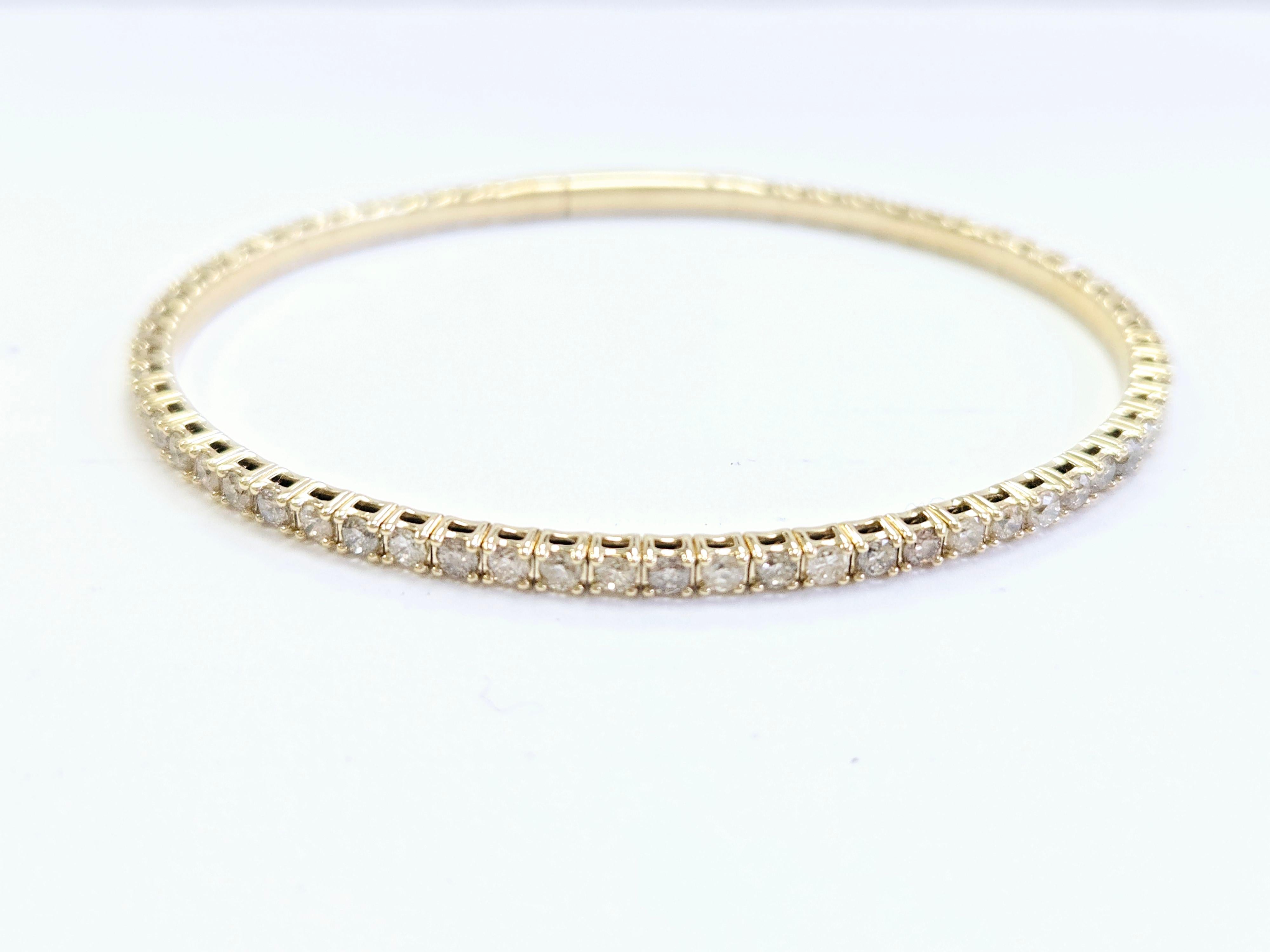 Round Cut 2.82 Carat Flexible Bangle Natural Diamond Yellow Gold 14 Karat For Sale