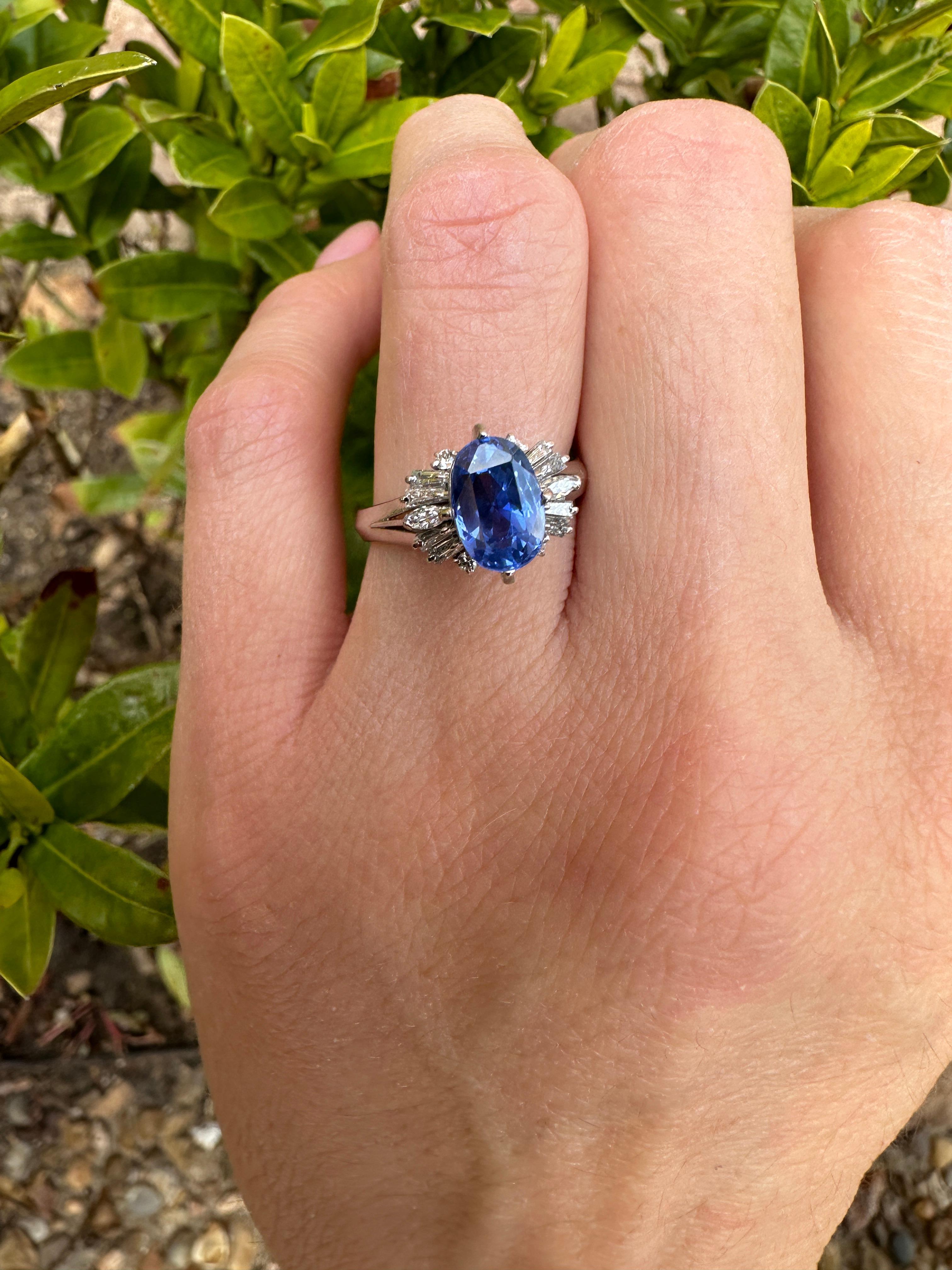Diese Ceylon no heat Saphire werden von Tag zu Tag immer seltener.
Ein lebhafter blauer Saphir in ovaler Form mit seitlichen Diamanten auf einem Vintage-Ring aus Platin - mehr kann man für einen alternativen Verlobungsring oder einen Jahrestag nicht