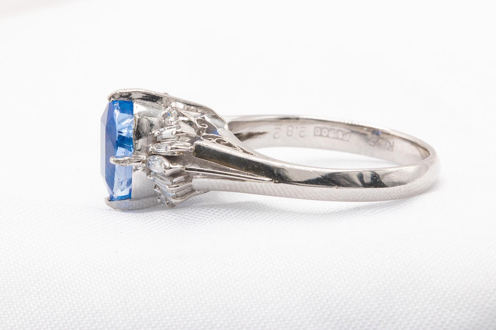 Les saphirs de Ceylan sans chaleur sont de plus en plus rares, ce qui rend cette pièce exceptionnelle. Avec un saphir ovale bleu vif de 2,82 carats provenant du Sri Lanka, certifié par le GIA (#2225830736) et accompagné de son certificat original,