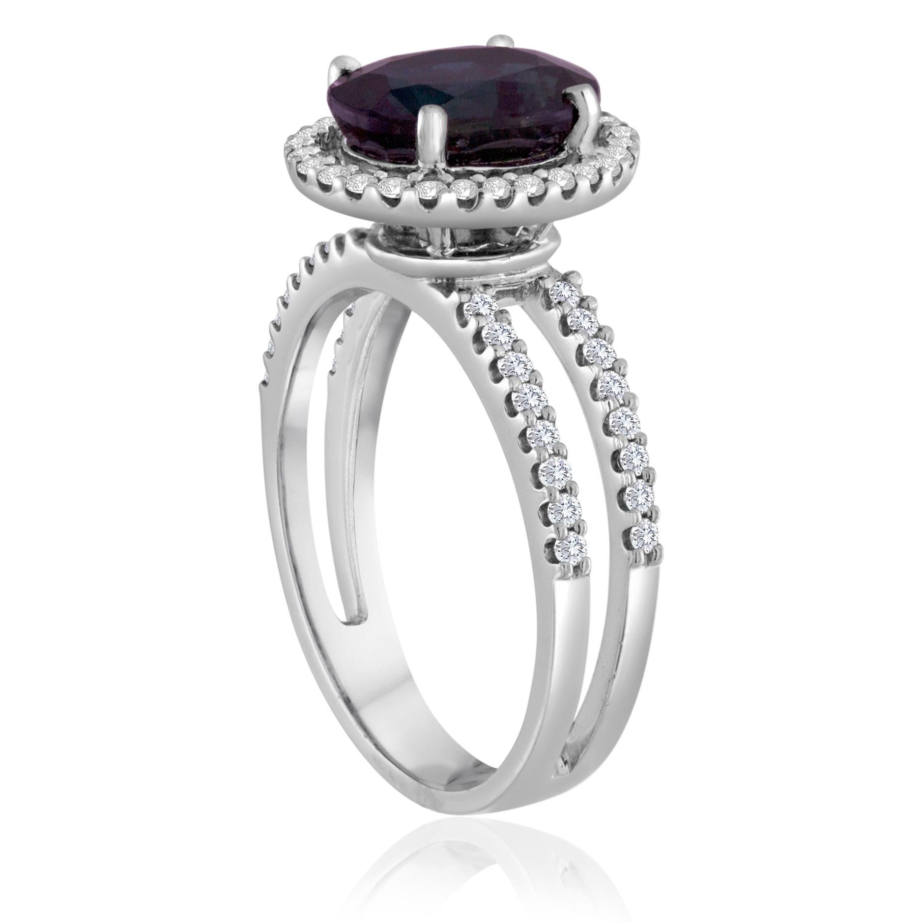 Saphirstein im Halo mit doppelten Diamantbändern Ring
Der Ring ist 18K Weißgold Ring
Es sind 0,50 ct Diamanten F/G VS/SI
Der Center Stein ist 2,82 Karat Oval Blauer Saphir HEATED
Der Ring ist eine Größe 6.00, sizable.
Der Ring wiegt 4,7 Gramm