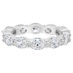 Roman Malakov Alianza de boda de eternidad con diamante de talla ovalada total de 2.82 quilates