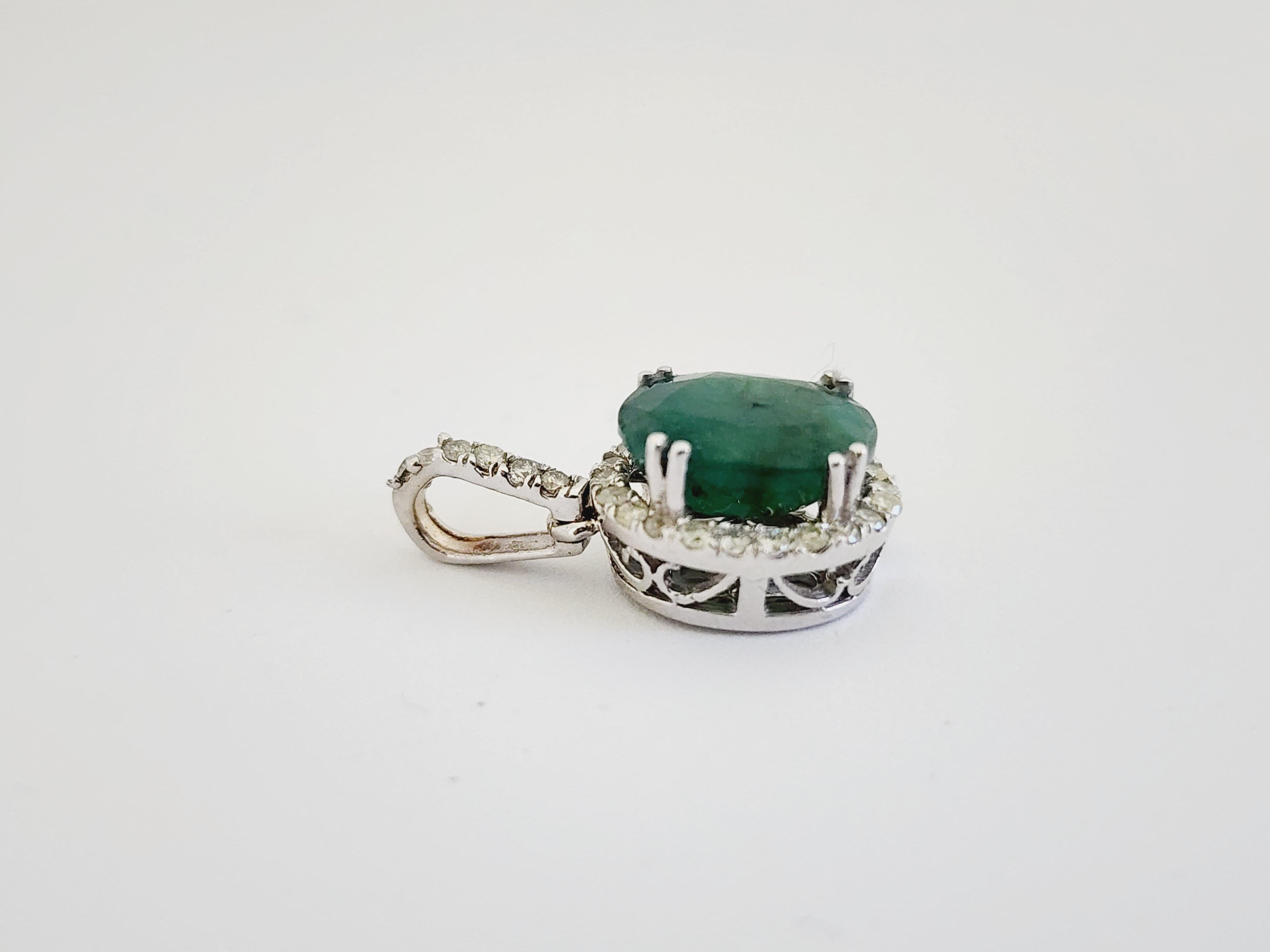 2.82 Carats Natural Emerald Diamond Pendant White Gold 14 Karat In New Condition In Great Neck, NY