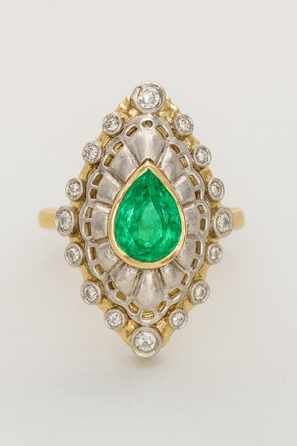 Smeraldo verde colombiano certificato GIA da 2,82 CT in anello vintage con diamanti in platino e Greene & Greene da 18 carati

Questo straordinario anello vintage è un vero e proprio pezzo da esposizione, che unisce un design audace a una gemma