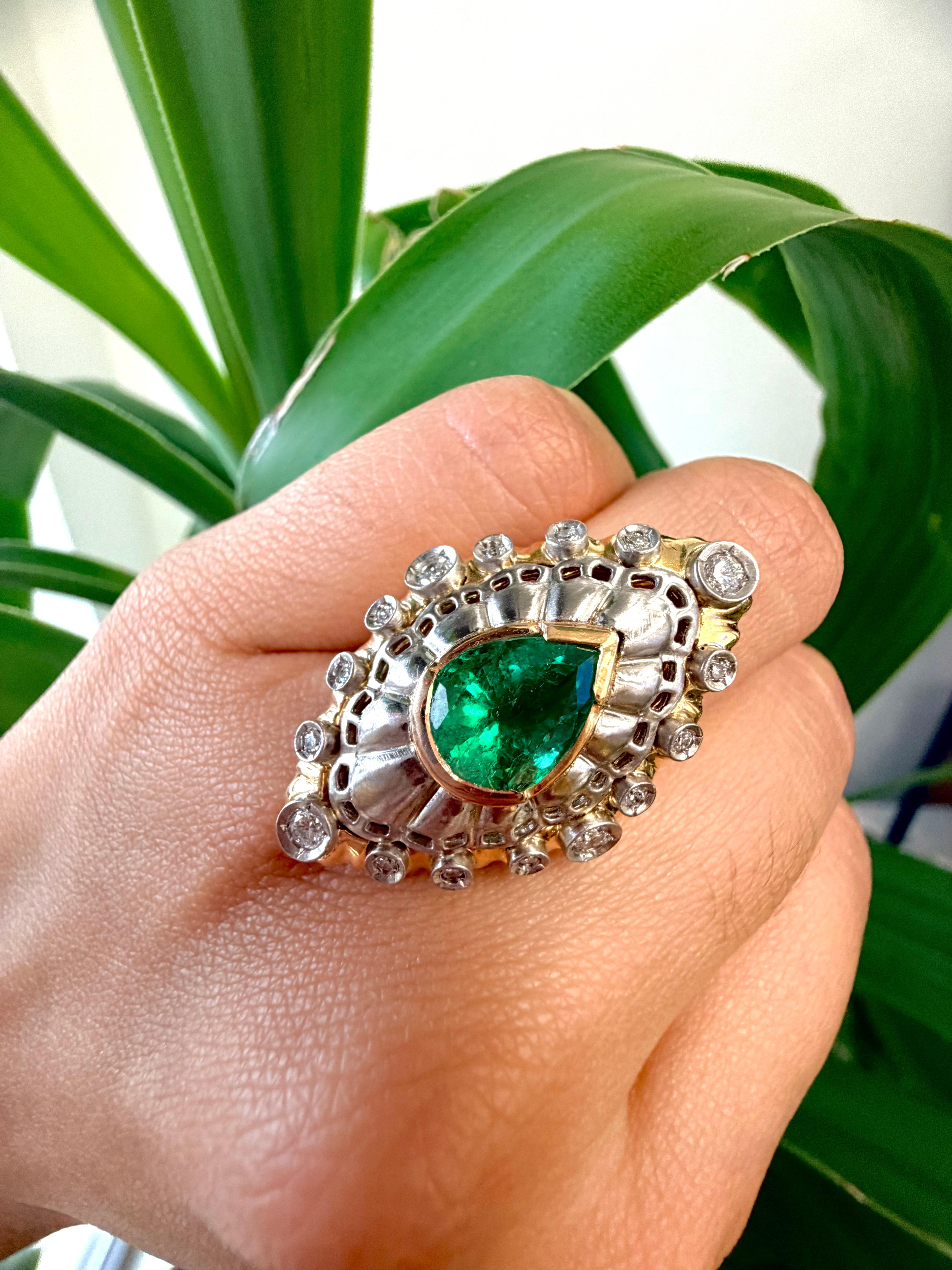 2,82 CT Certificato GIA. Smeraldo verde colombiano in anello vintage con diamante 18k YG/Plat in vendita 2
