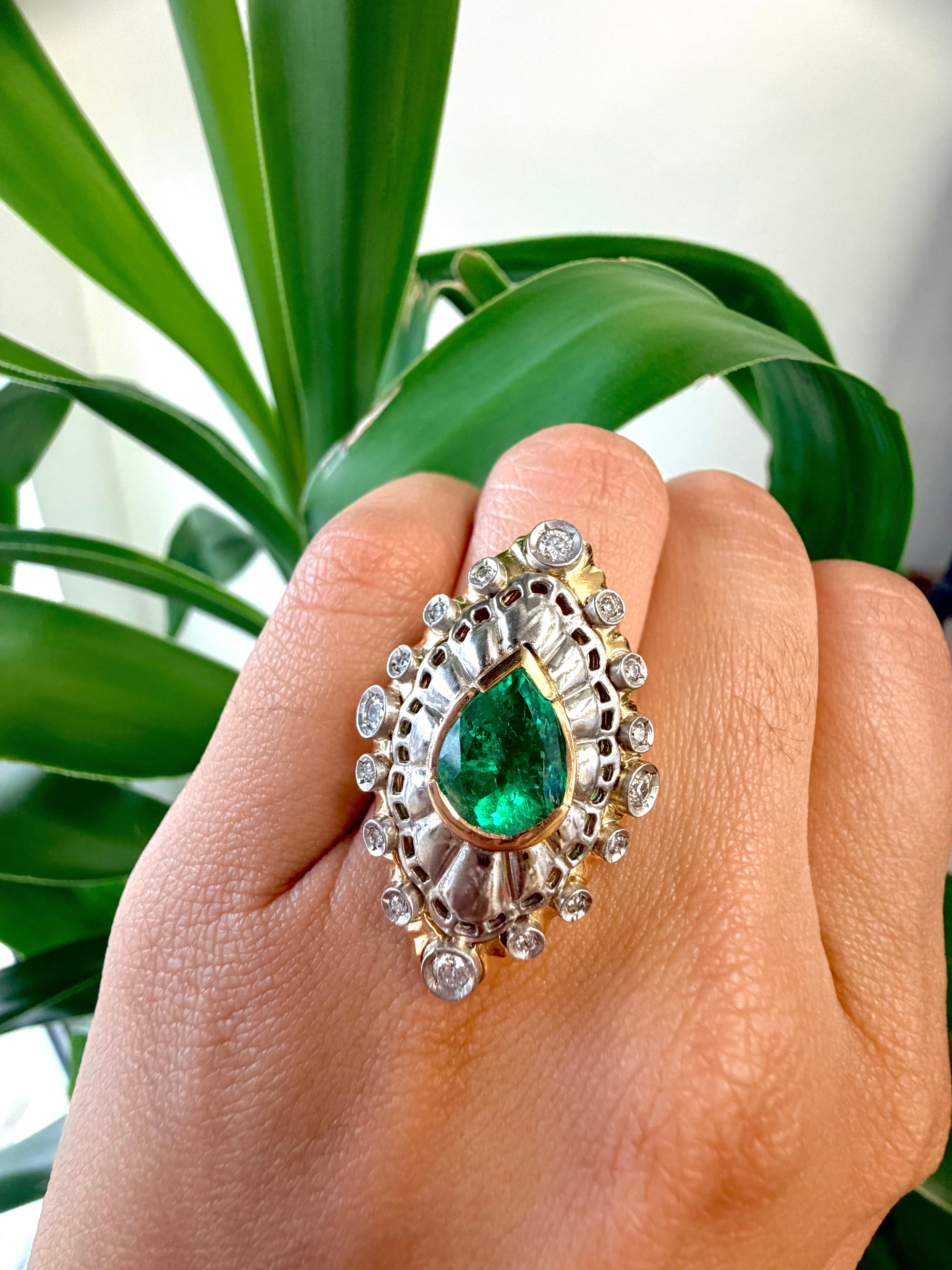 2,82 CT Certificato GIA. Smeraldo verde colombiano in anello vintage con diamante 18k YG/Plat in vendita 3