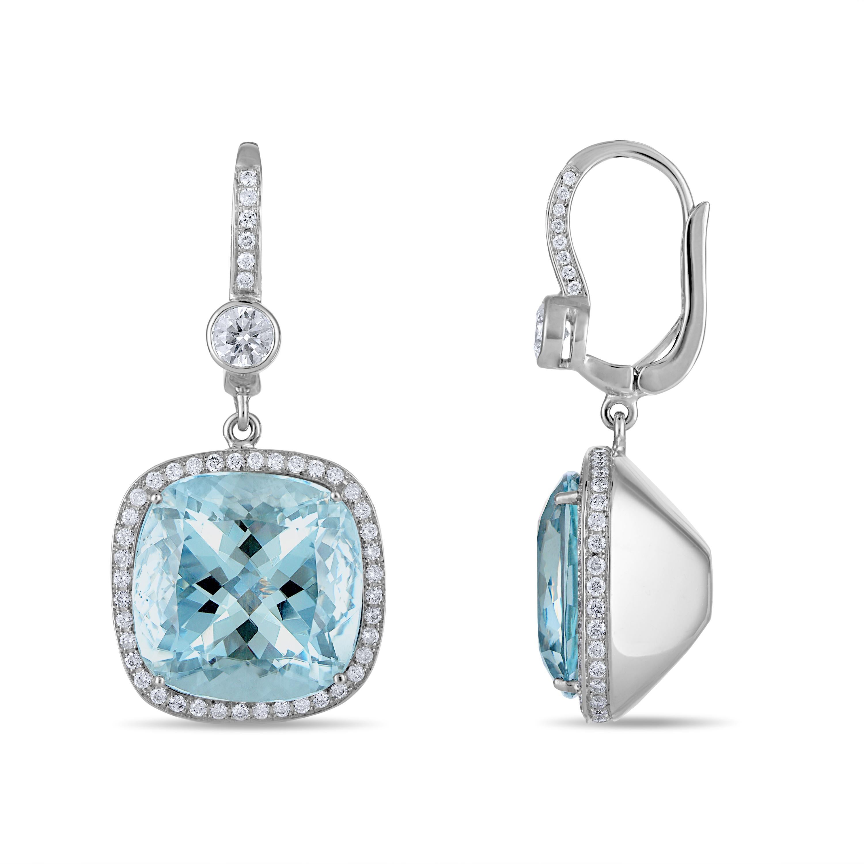 Contemporain Boucles d'oreilles en or avec aigue-marine naturelle taillée en coussin de 28,23 carats et diamants blancs en vente