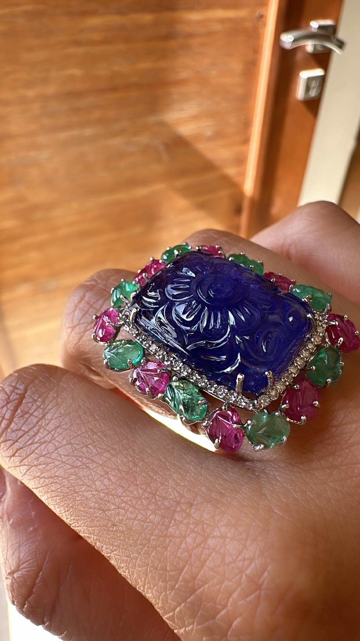 28.28 carat carved Tanzanite, Emerald, Ruby & Diamond Tutti-Frutti Cocktail Ring For Sale 1