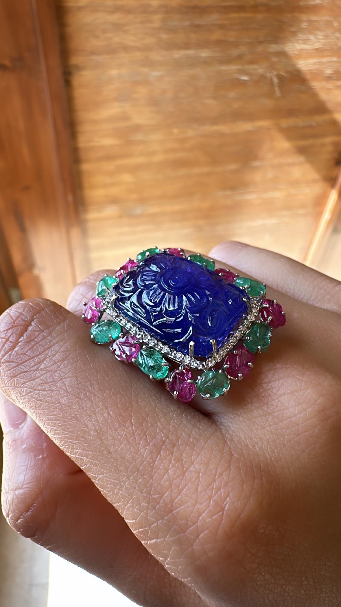 28.28 carat carved Tanzanite, Emerald, Ruby & Diamond Tutti-Frutti Cocktail Ring For Sale 2