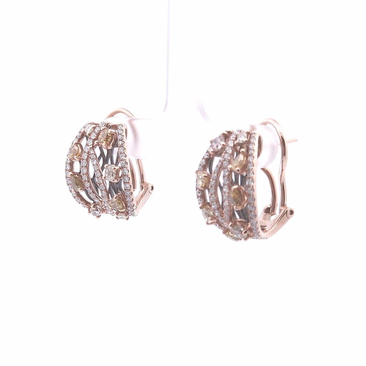 Orecchini con diamanti fantasia 2,82ct in 14k YG In condizioni Nuovo in vendita a Tustin, CA