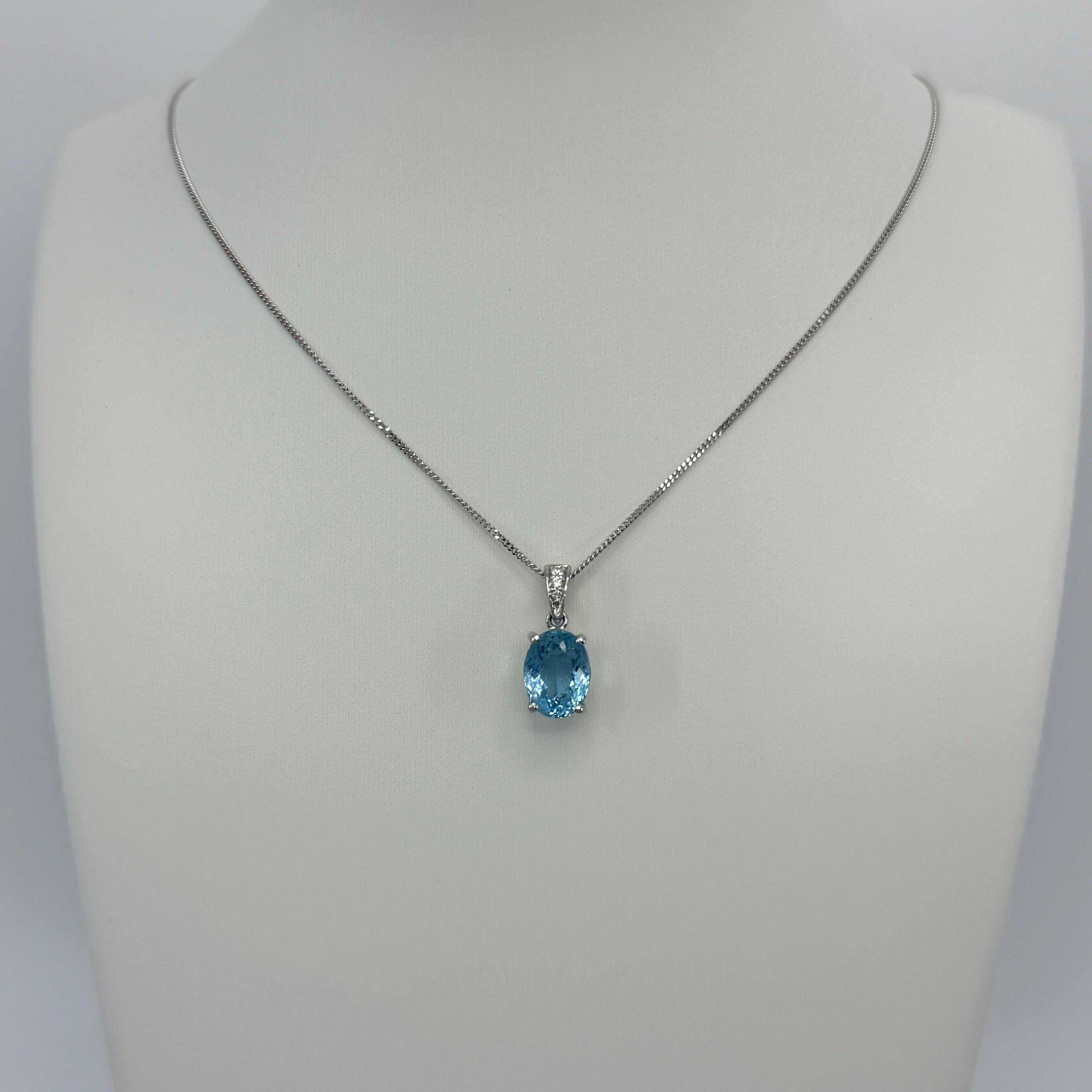 Taglio ovale Collana con ciondolo solitario in platino con acquamarina blu e diamanti, taglio ovale, 2.82 ct. in vendita