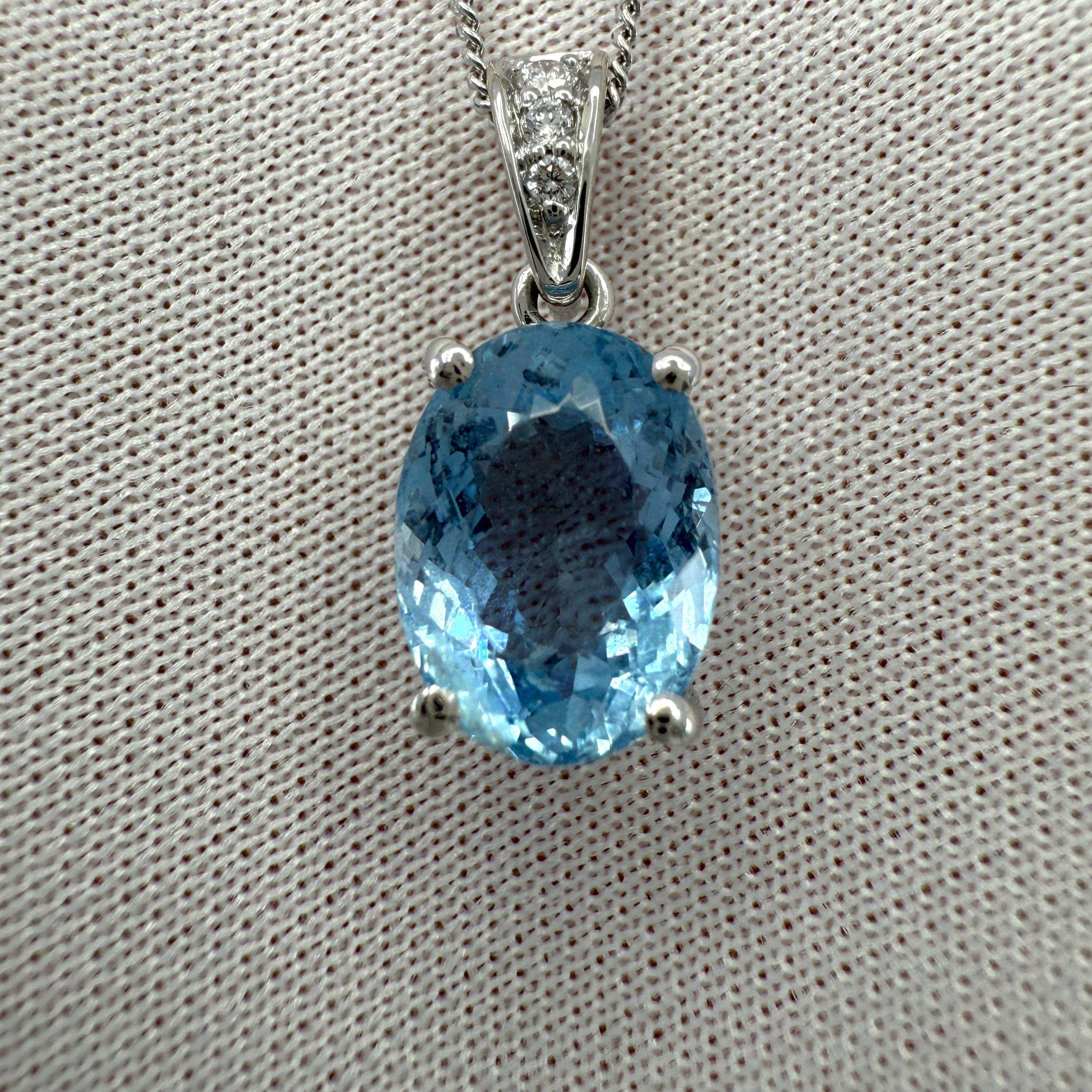 Collana con ciondolo solitario in platino con acquamarina blu e diamanti, taglio ovale, 2.82 ct. In condizioni Nuovo in vendita a Birmingham, GB