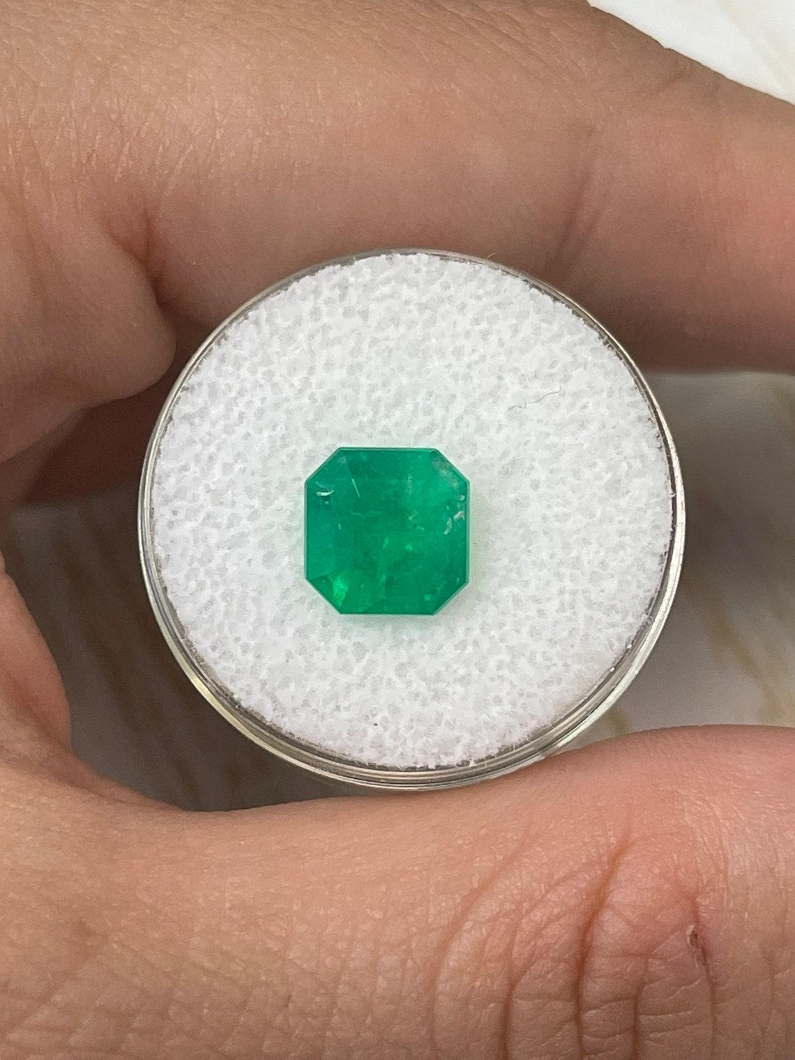 Pierre : Émeraude
Poids : 2,82 carats
Forme : Coupe Asscher
Clarté : Semi-Transparent
Lustre : Très bon
Couleur : Vert moyen
Dimensions : 8,68 mm x 8,62 mm x 6,56 mm
Origine géographique : Colombie
Traitement : Nature, huile modérée,