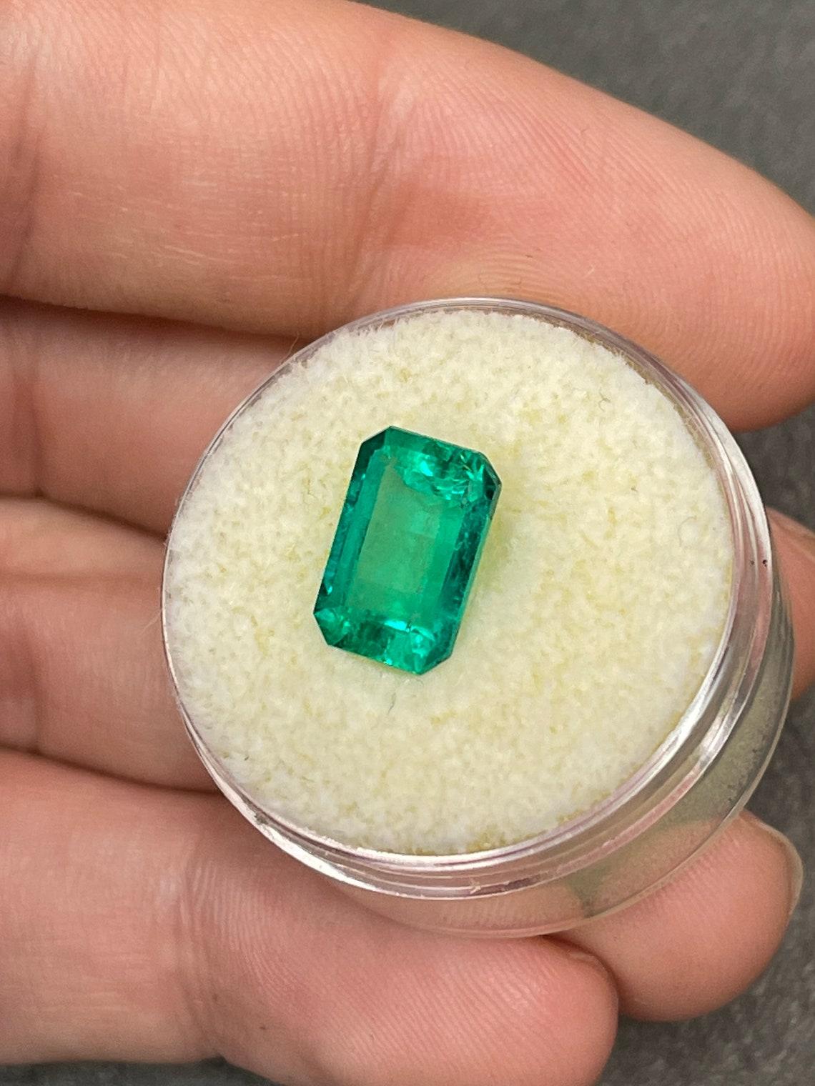 2.82ct Vivid Bluish Green Elongated Emerald Cut Colombian Gem Genuine May In New Condition For Sale In Jupiter, FL