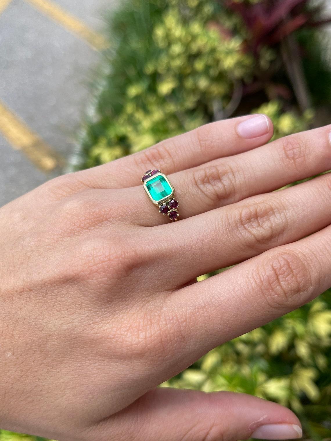 2.82tcw 18K Emerald & Red Ruby Gold Ring In New Condition For Sale In Jupiter, FL