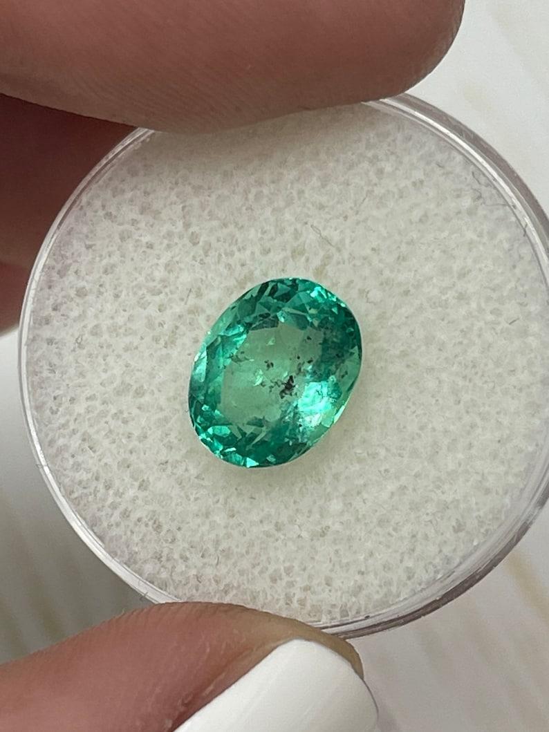Women's or Men's 2.83 Carat 10x8mm Vibrant Freckled Green Colombian Emerald Oval Cut - May Births For Sale